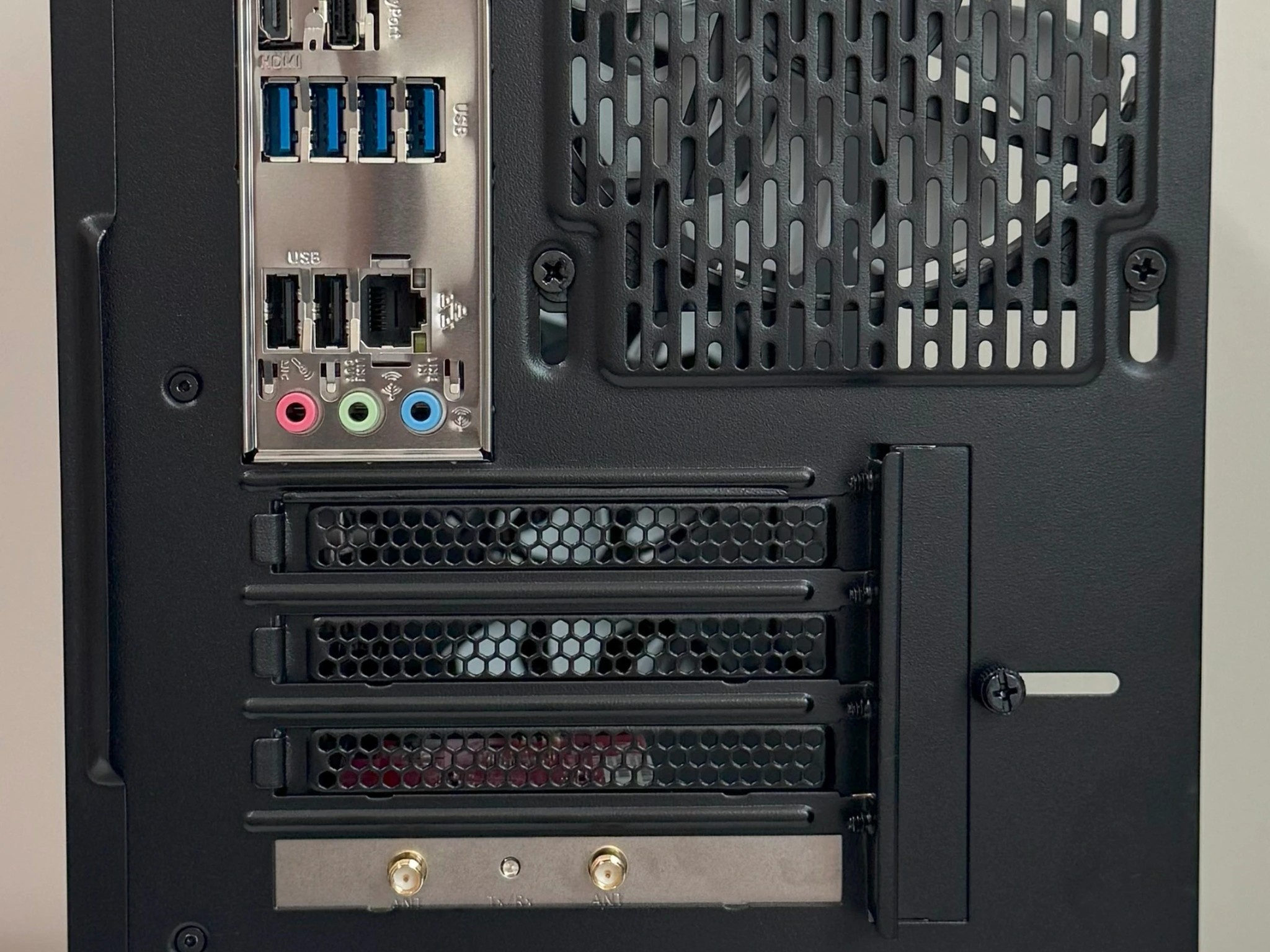 AMD Ryzen 5 5600GT Gaming PC Radeon Vega 7 Graphics GIGABYTE B550M K B550 Thermaltake Versa H18 Case