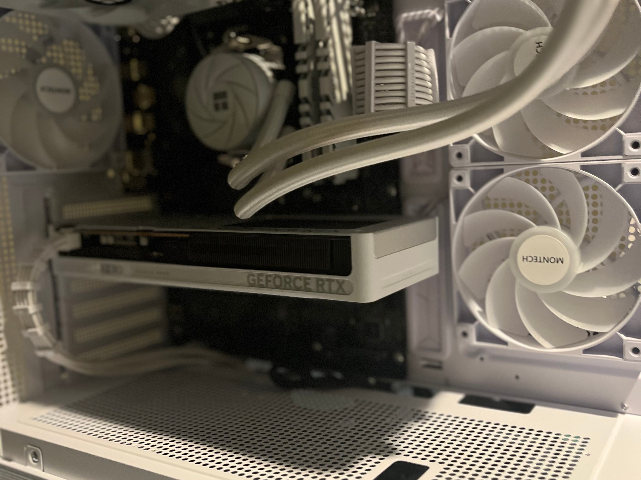 WHITEOUT BRAND NEW 1440p CUSTOM GAMING PC/ RYZEN 7/ RTX 5060