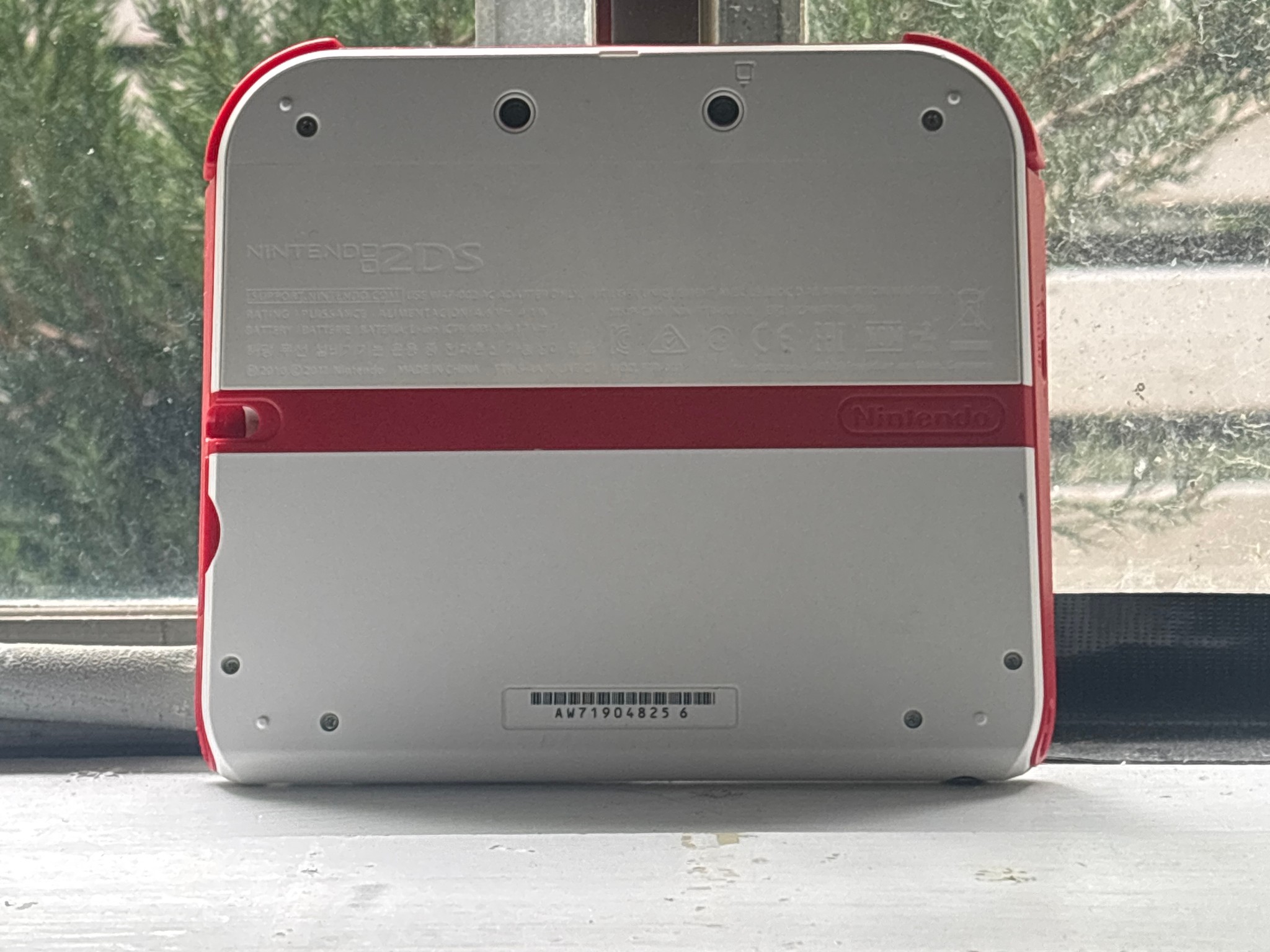 Nintendo 2DS Console White & Red FTR-001 - Excellent Condition Tested (no charger)