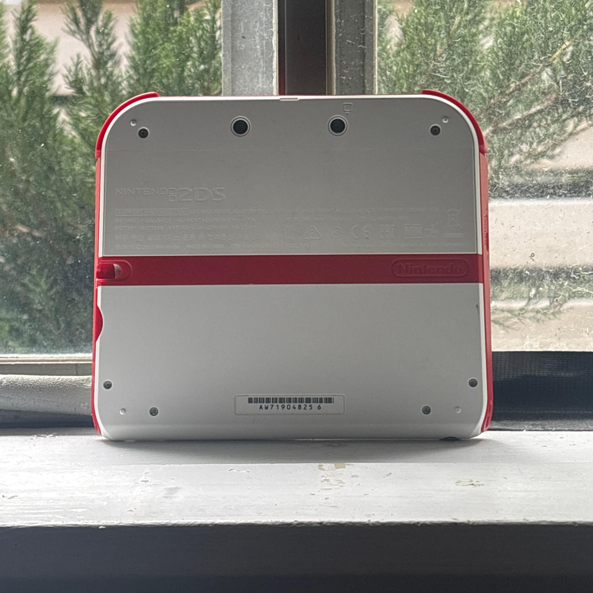 Nintendo 2DS Console White & Red FTR-001 - Excellent Condition Tested (no charger)