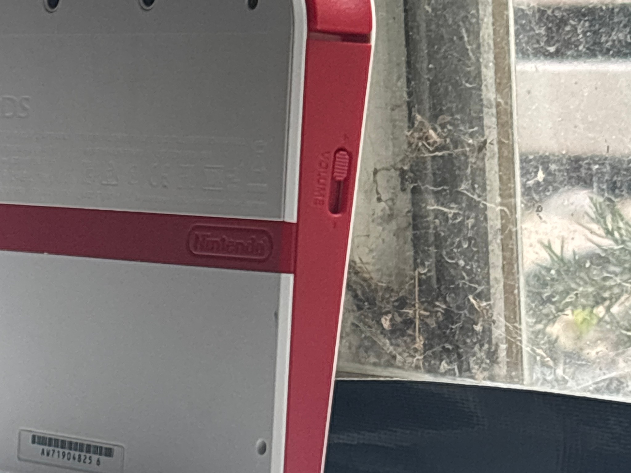 Nintendo 2DS Console White & Red FTR-001 - Excellent Condition Tested (no charger)