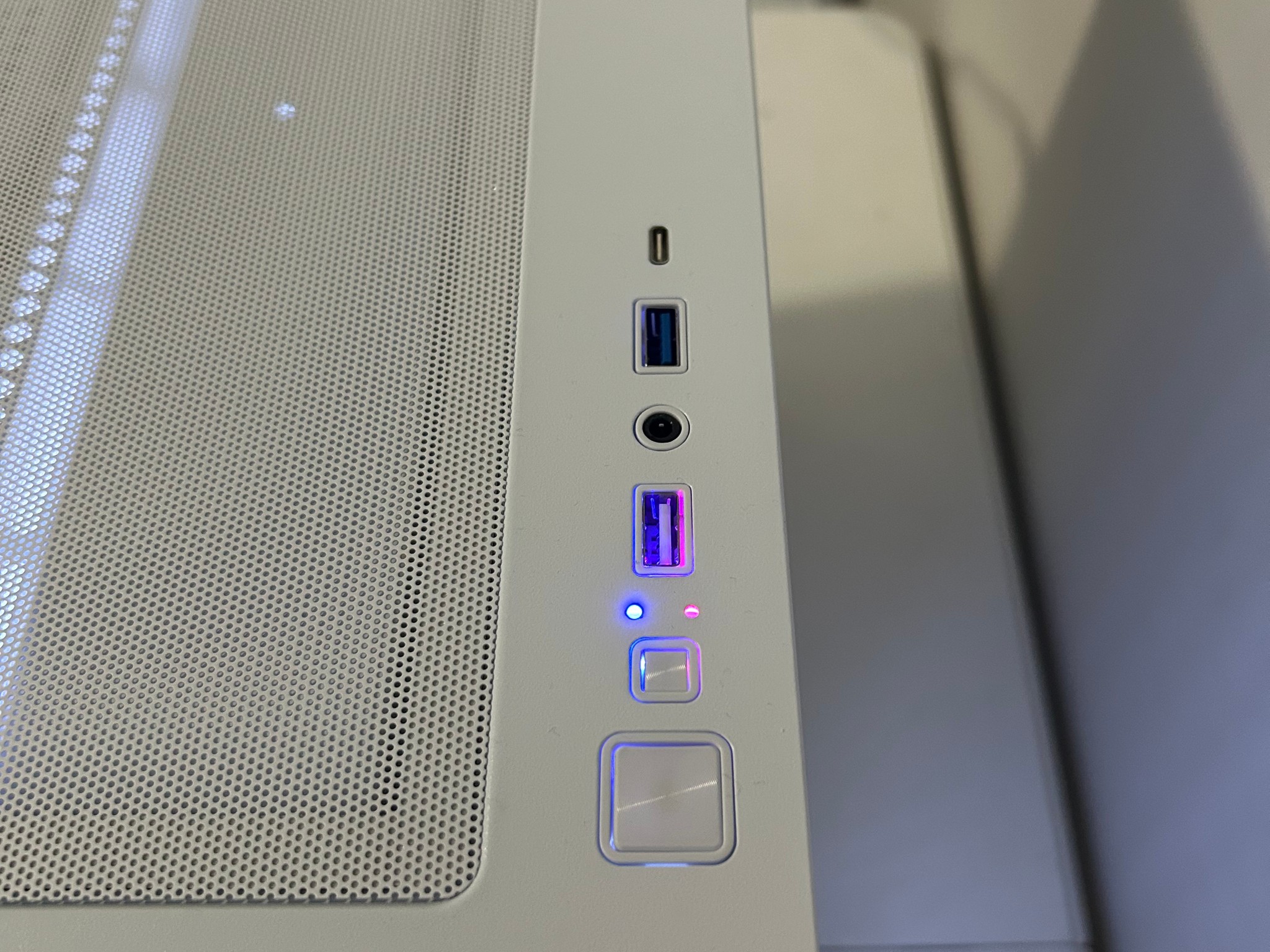 1440p Ultra Desktop – Clean White RGB Build, Ready to Play