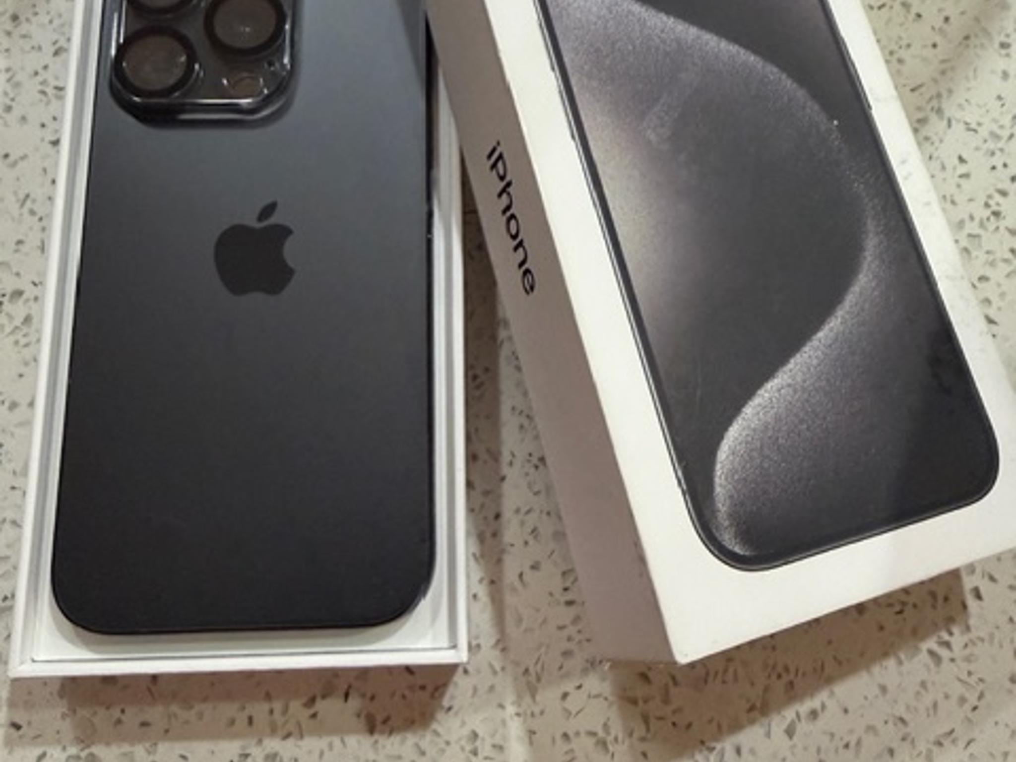 "Like New" Apple Iphone 15 Pro Unlocked 128 GB Black Titanium Color.