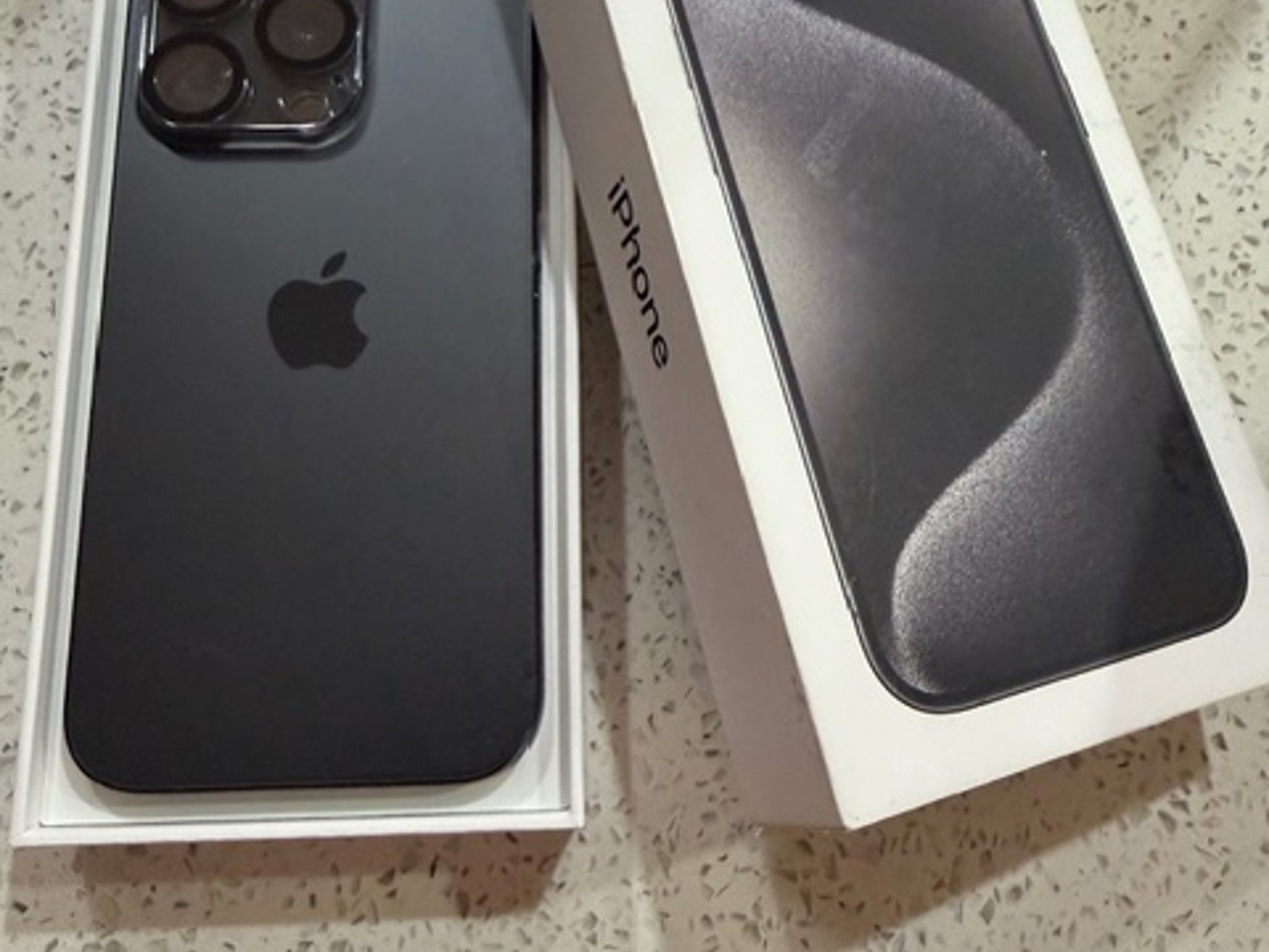 "Like New" Apple Iphone 15 Pro Unlocked 128 GB Black Titanium Color.