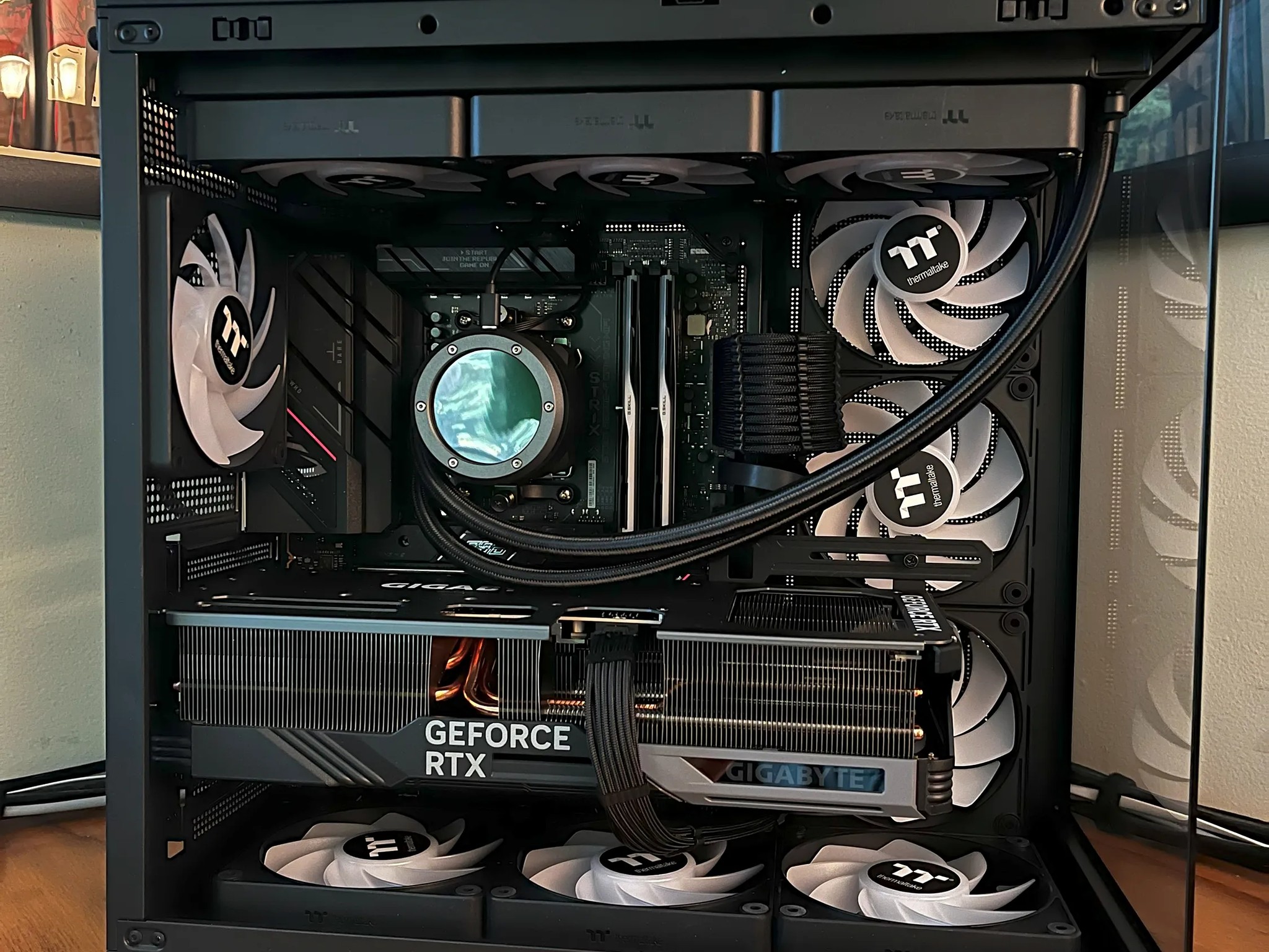 "THE CUBE" - RTX 4080 SUPER OC | Ryzen 7 7800X3D | 32GB CL 32 @6400 MT/s | 4TB | 1000W Platinum