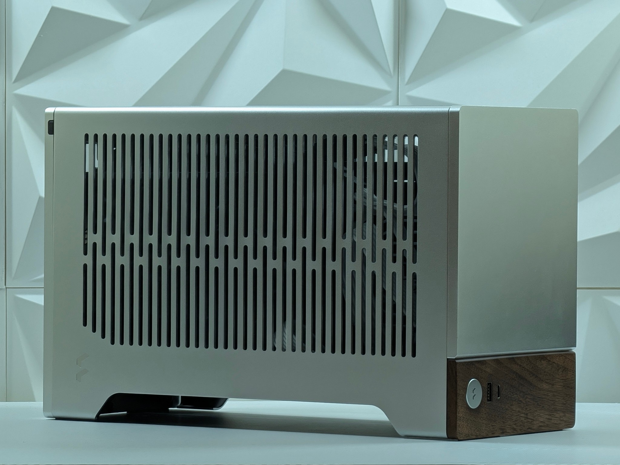win10 16GB 2T i5 7600 アルミケース デスクトップパソコン Mini Gaming PC | RTX 5060 Ti / Ryzen 5 7600X / 32GB DDR5 / 2TB