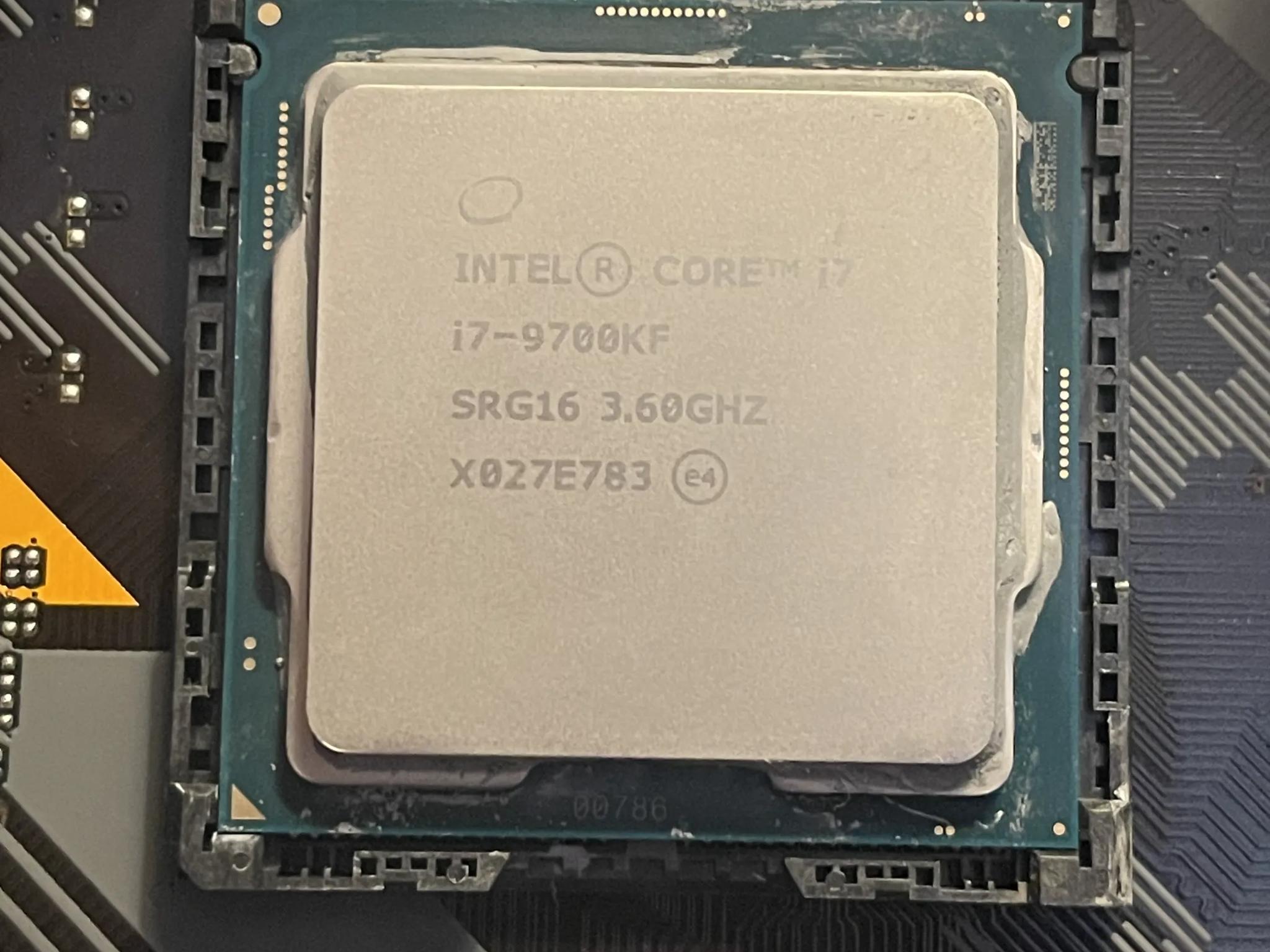 B365M TUF | Intel i7 9700KF | 16 GB DDR4 3000 MHZ CL15