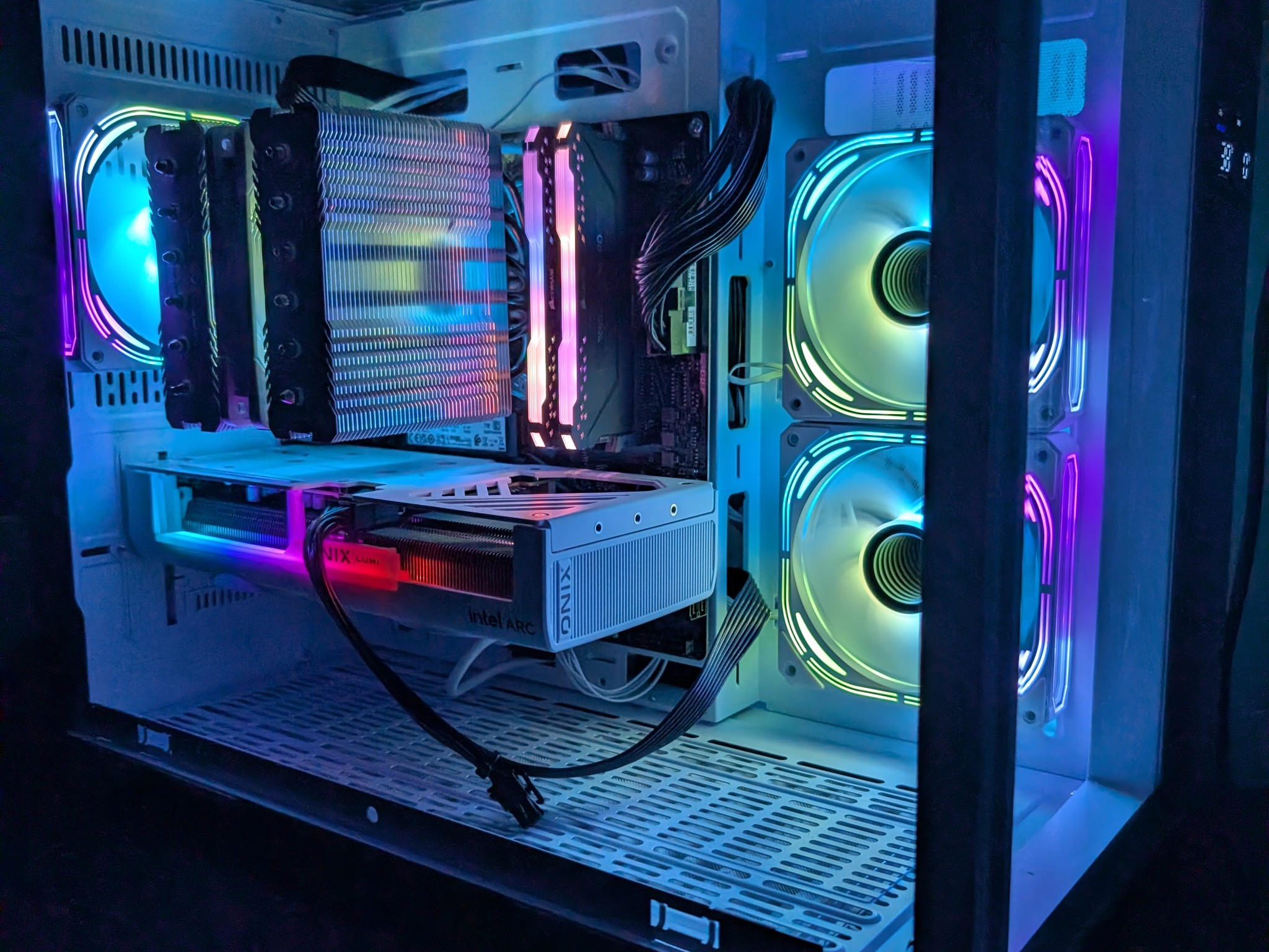 White Compact Gaming PC Arc B580-Ryzen 7 5700x-32GB DDR4 3200-1 TB NVME