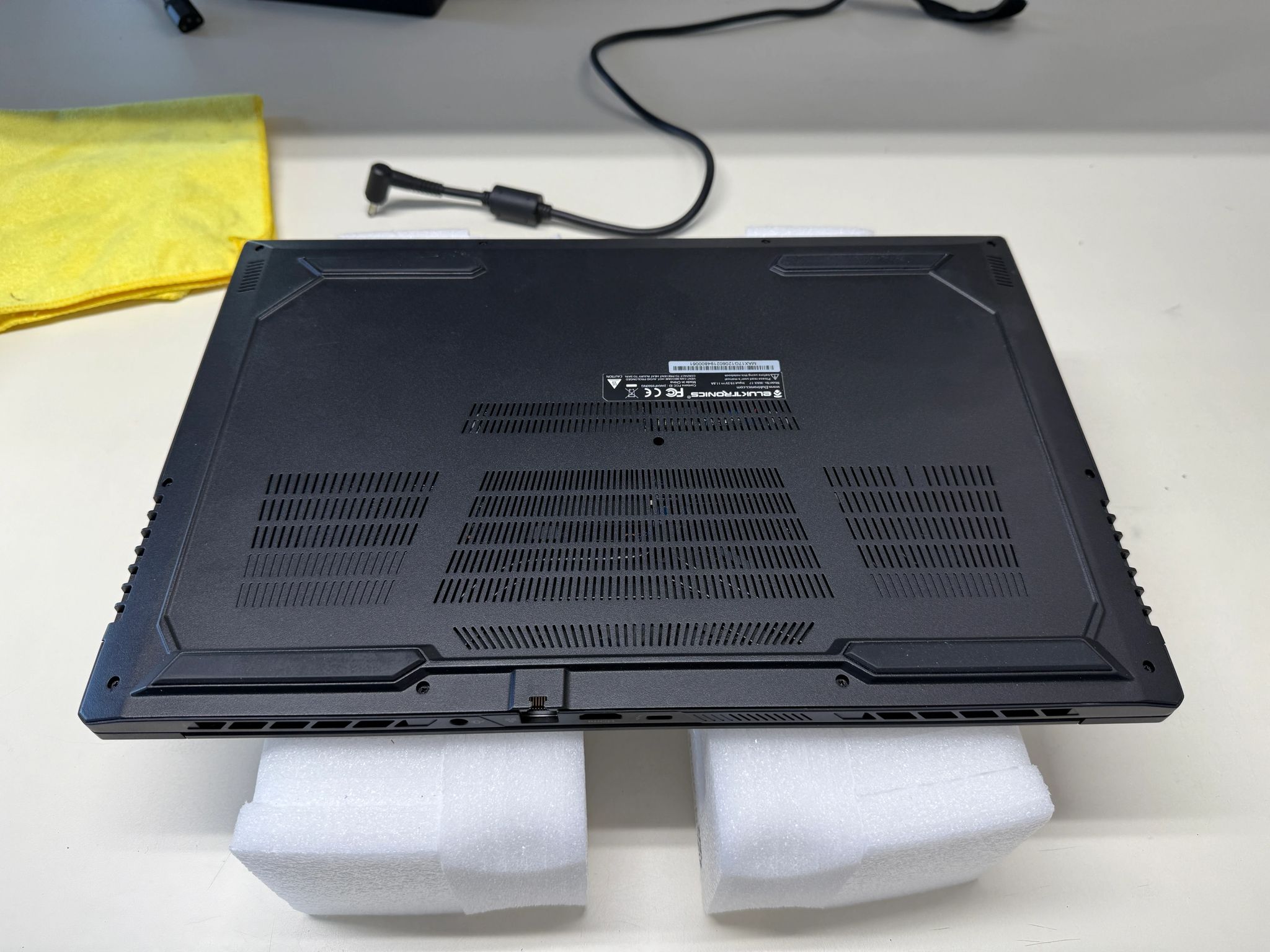Eluktronics Max-17, i7-9750H, RTX 2060, 16GB RAM, 1TB SSD, 144HZ