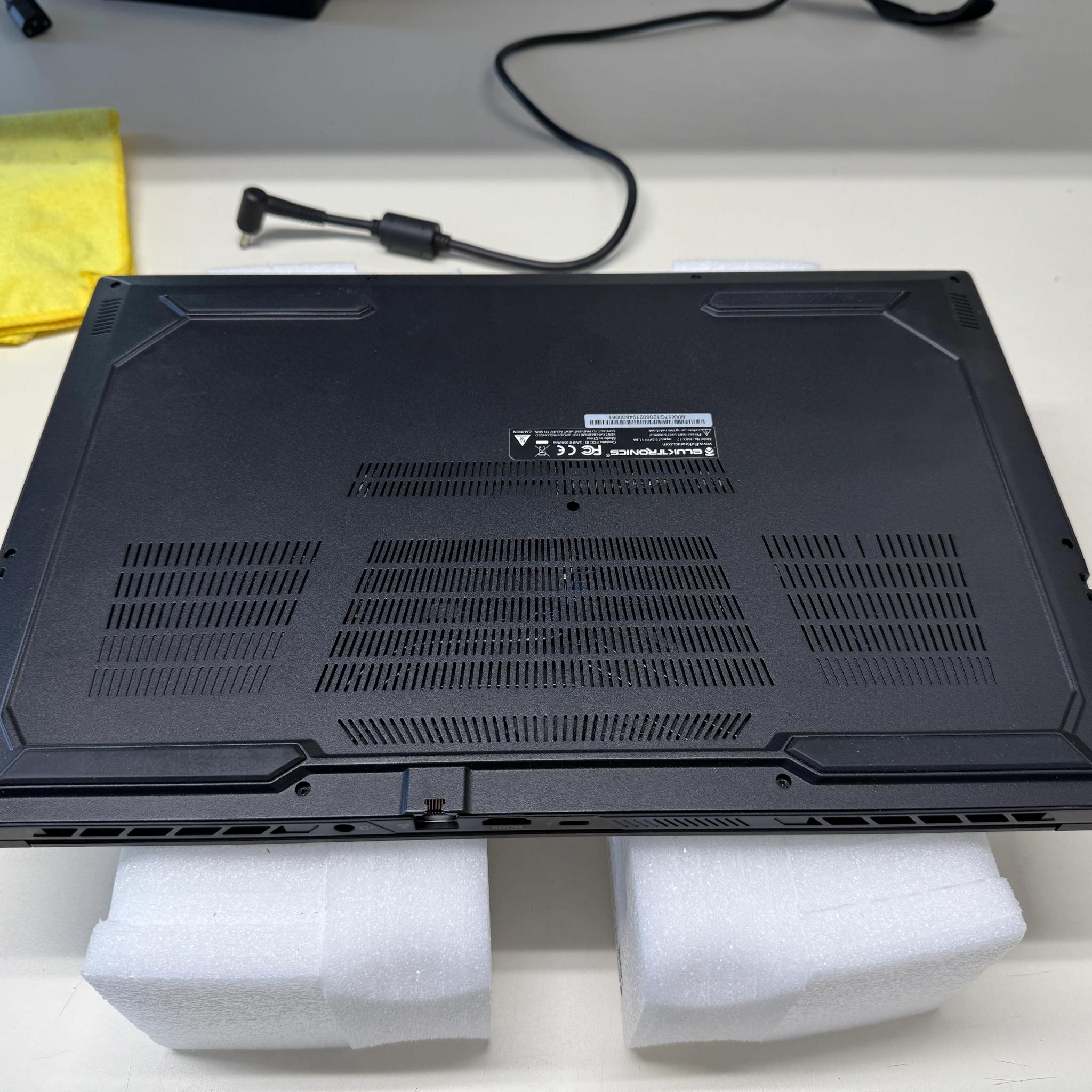Eluktronics Max-17, i7-9750H, RTX 2060, 16GB RAM, 1TB SSD, 144HZ