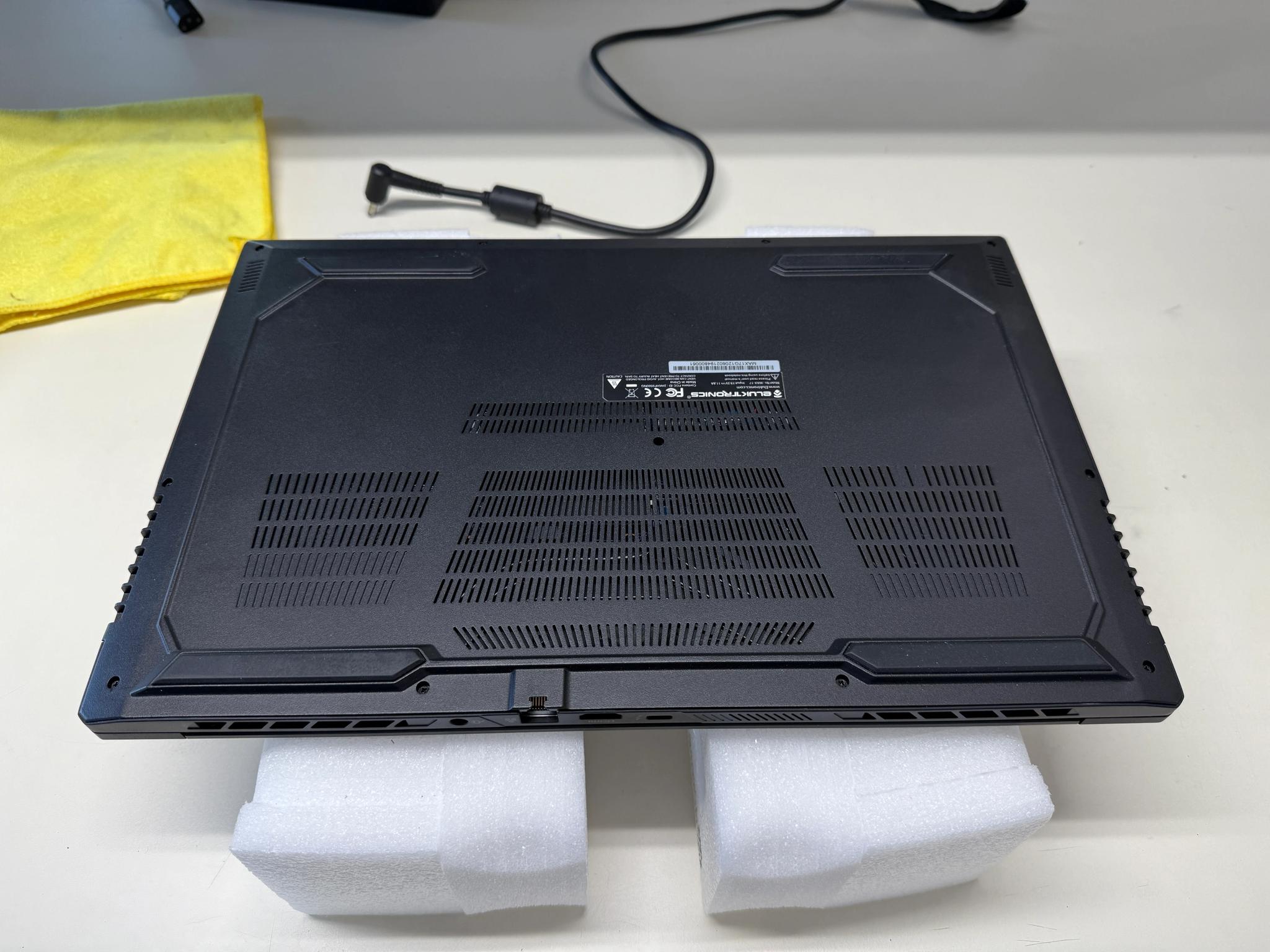 Eluktronics Max-17, i7-9750H, RTX 2060, 16GB RAM, 1TB SSD, 144HZ