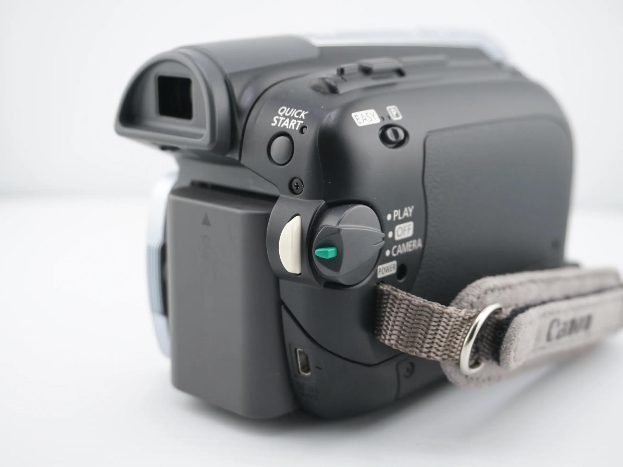 Canon ZR930 Camcorder + Battery & Power Adapter