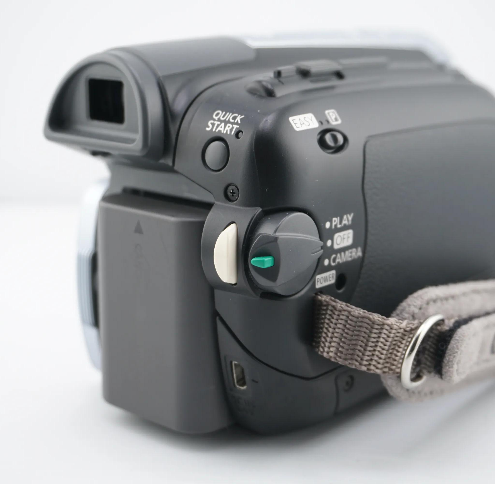 Canon ZR930 Camcorder + Battery & Power Adapter