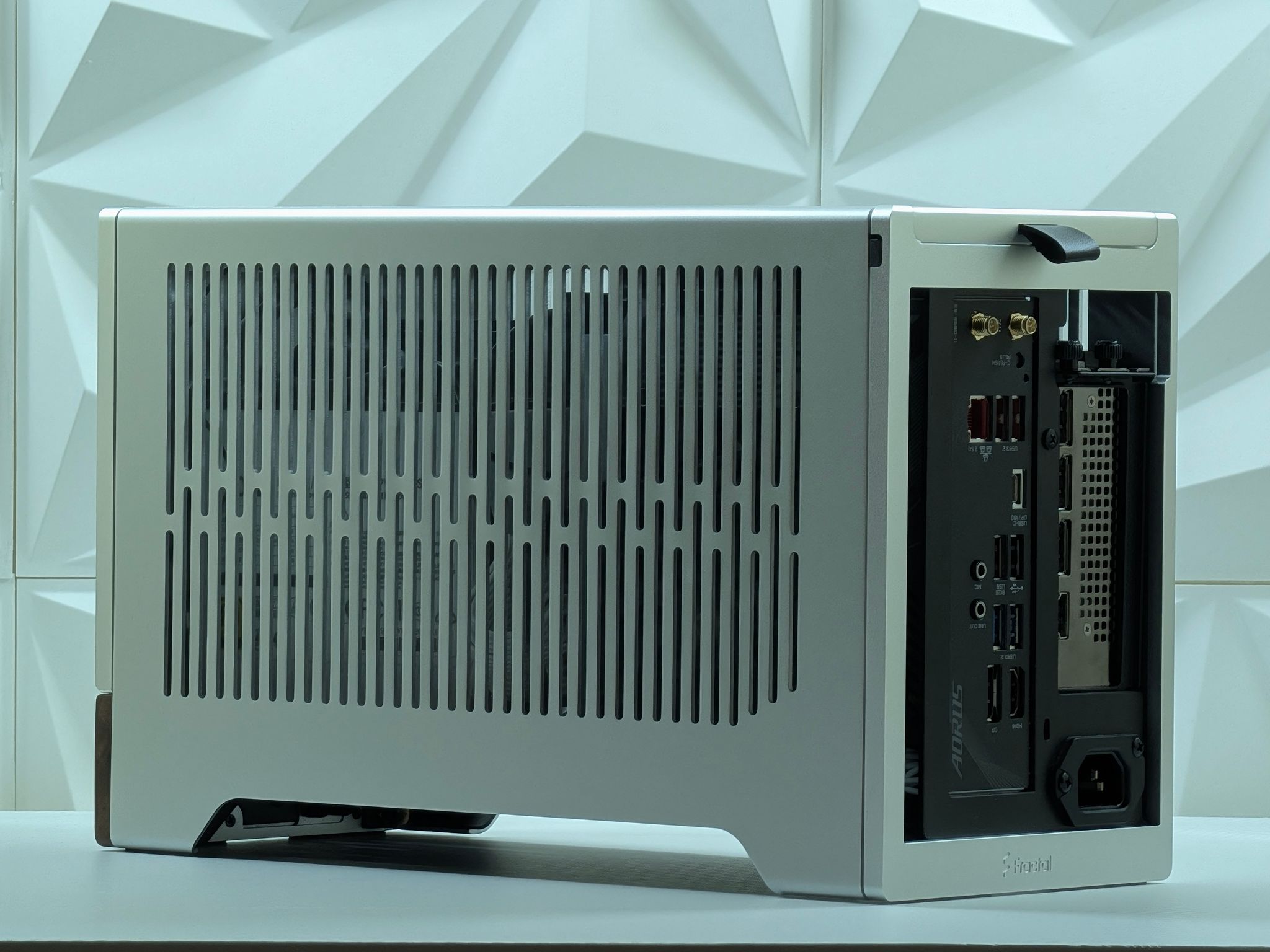 Mini Gaming PC | RTX 5060 Ti / Ryzen 5 7600X / 32GB DDR5 / 2TB NVMe / Wi-Fi