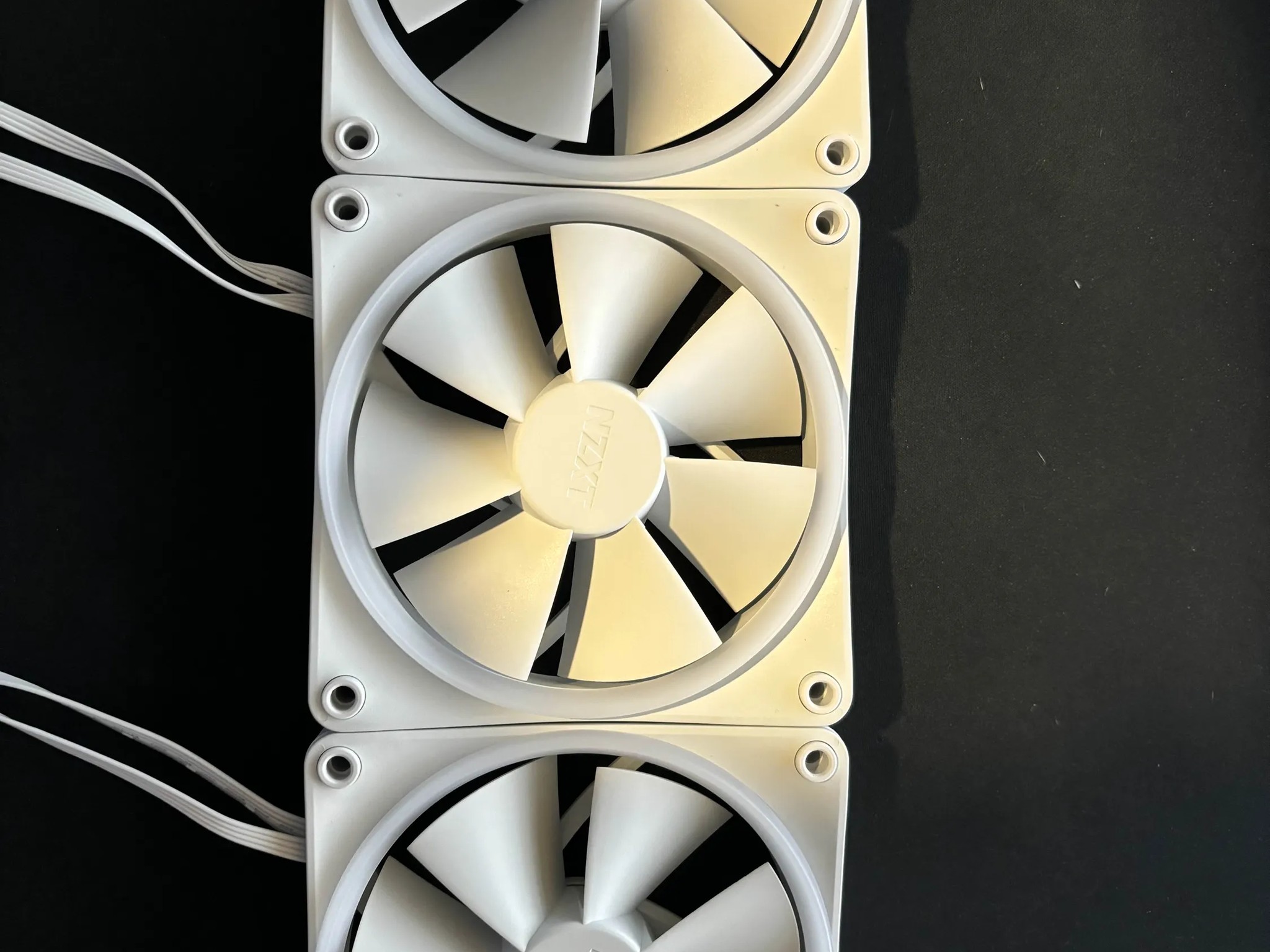 F120 NZXT RGB white Triple (RGB Fan & Controller Included) - 120mm Fan - White