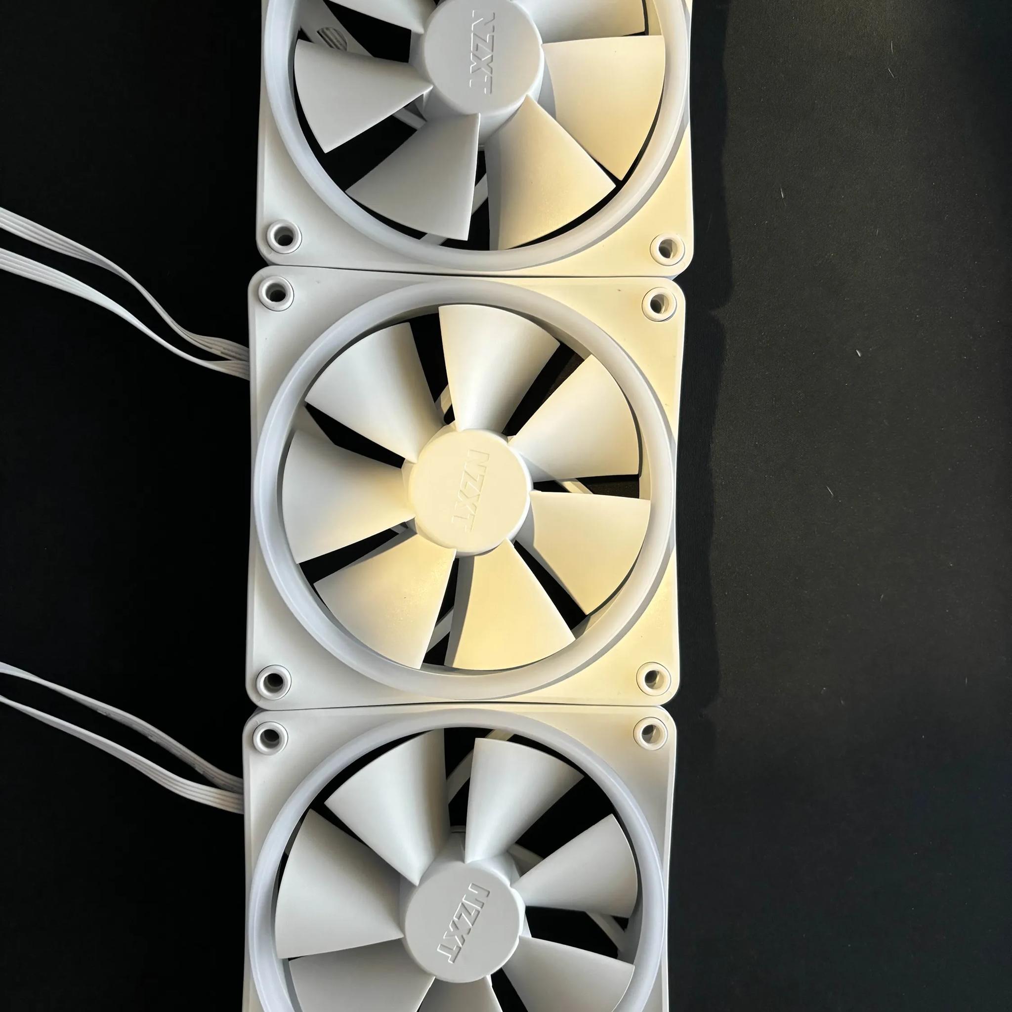 F120 NZXT RGB white Triple (RGB Fan & Controller Included) - 120mm Fan - White