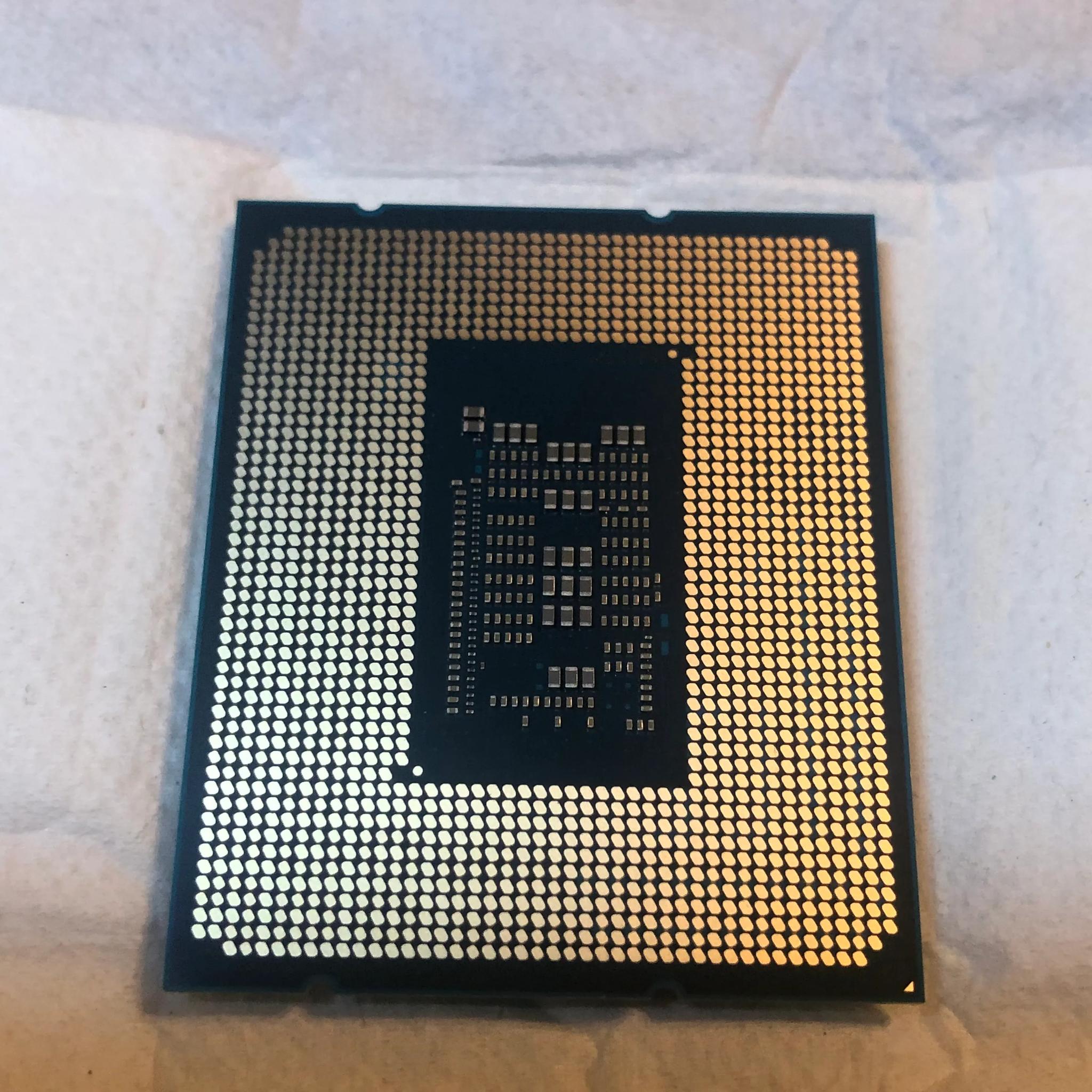 Intel Core i5-12400 w/stock cooler
