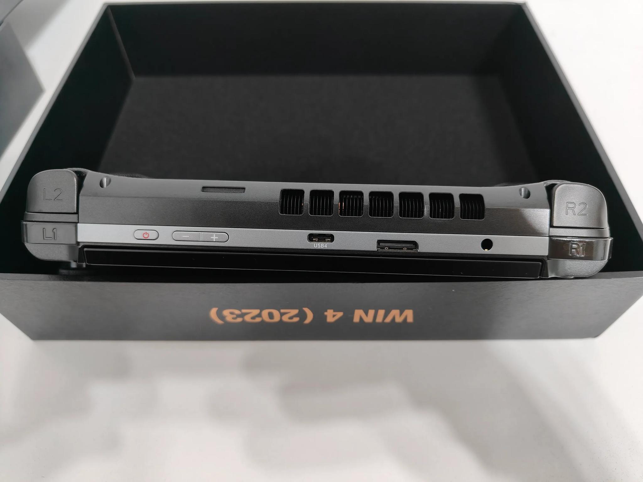 2023 GPD Win 4 4tb + 32gb Ryzen 7840U