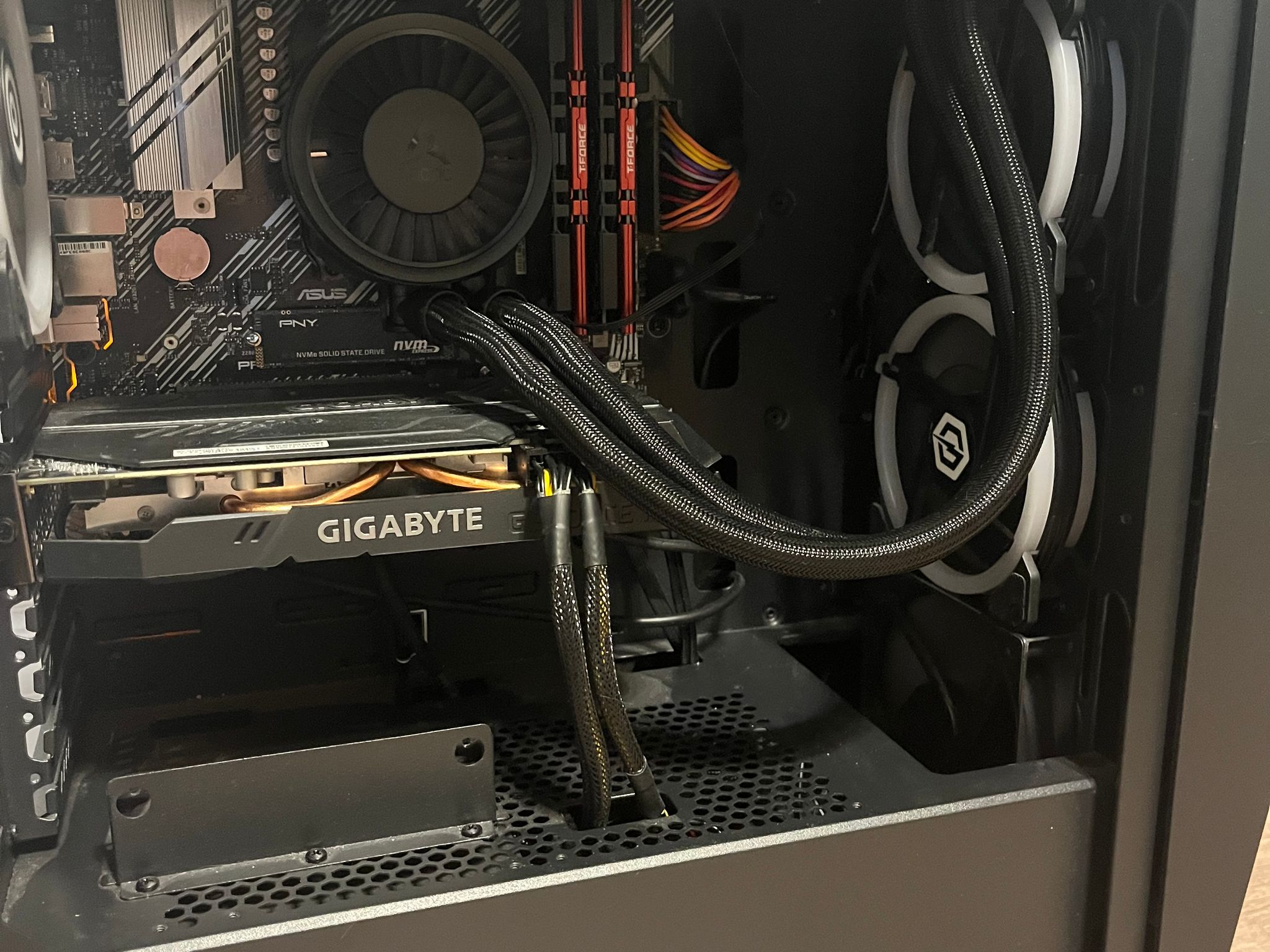Ryzen 7 3700X | RTX 2060 OC | 32GB DDR4 3600 | 240mm AIO | Clean CyberPowerPC Build