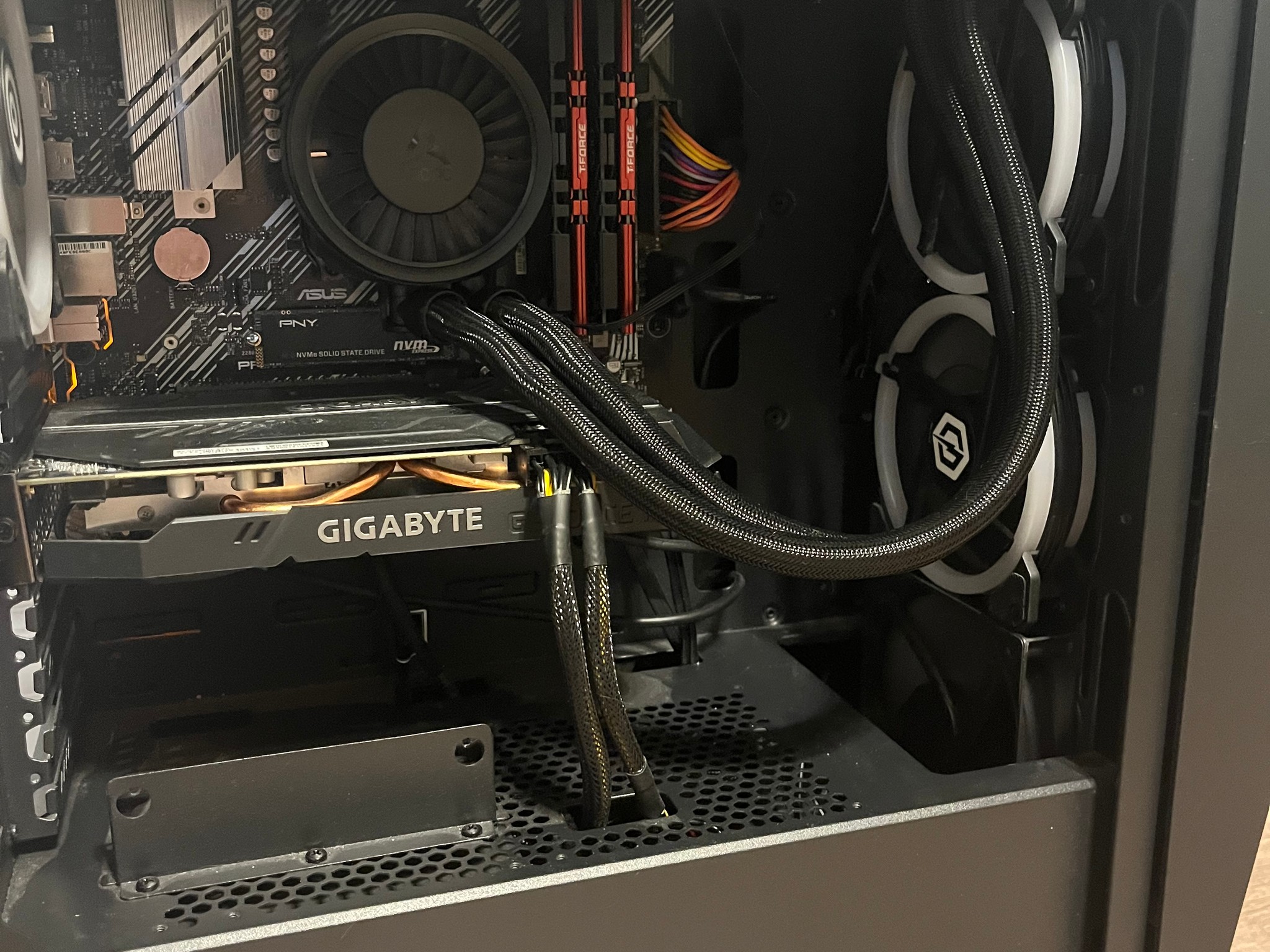 Ryzen 7 3700X | RTX 2060 OC | 32GB DDR4 3600 | 240mm AIO | Clean CyberPowerPC Build