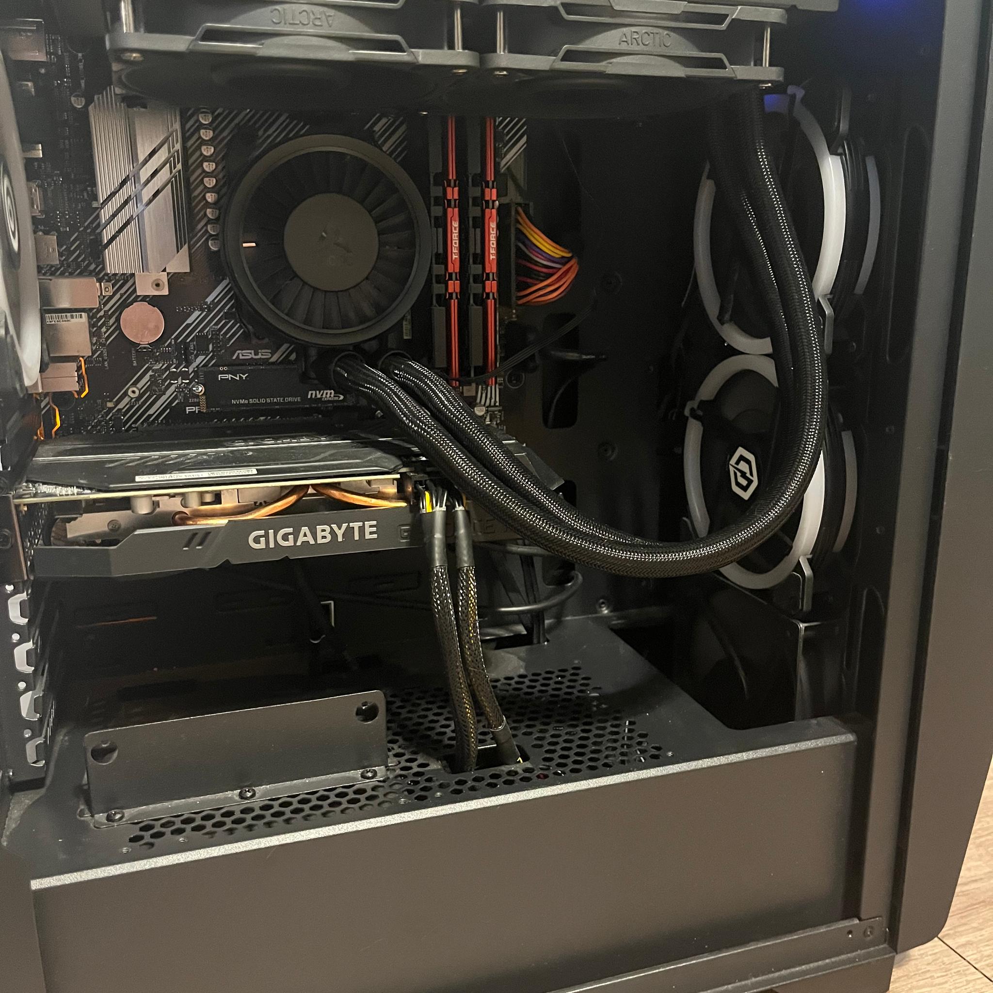 Ryzen 7 3700X | RTX 2060 OC | 32GB DDR4 3600 | 240mm AIO | Clean CyberPowerPC Build