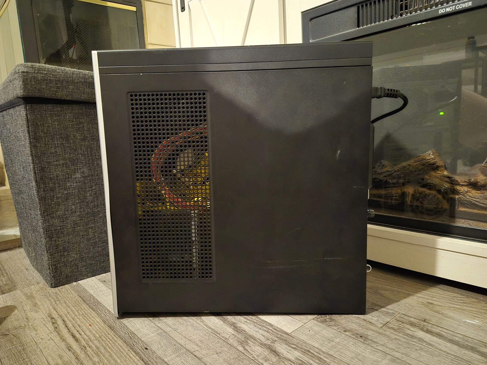 Scratch and Dent| 4 Core Xeon, 12GB RAM, 256GB SSD, R5 340 1GB