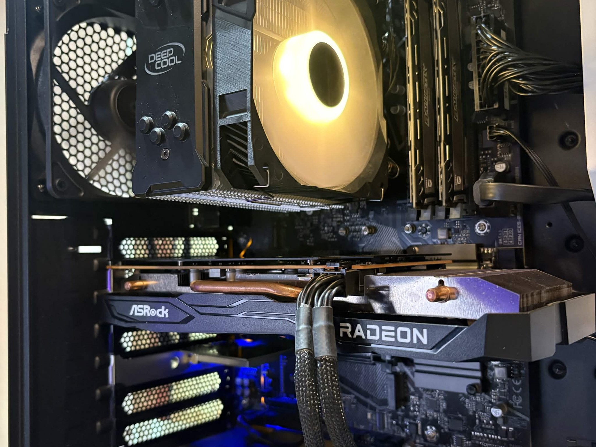 Black Cat Customs - FrostClaw (i5-10400 / RX 6600XT / 2x8GB RAM / 256GB SSD + 1TB HDD