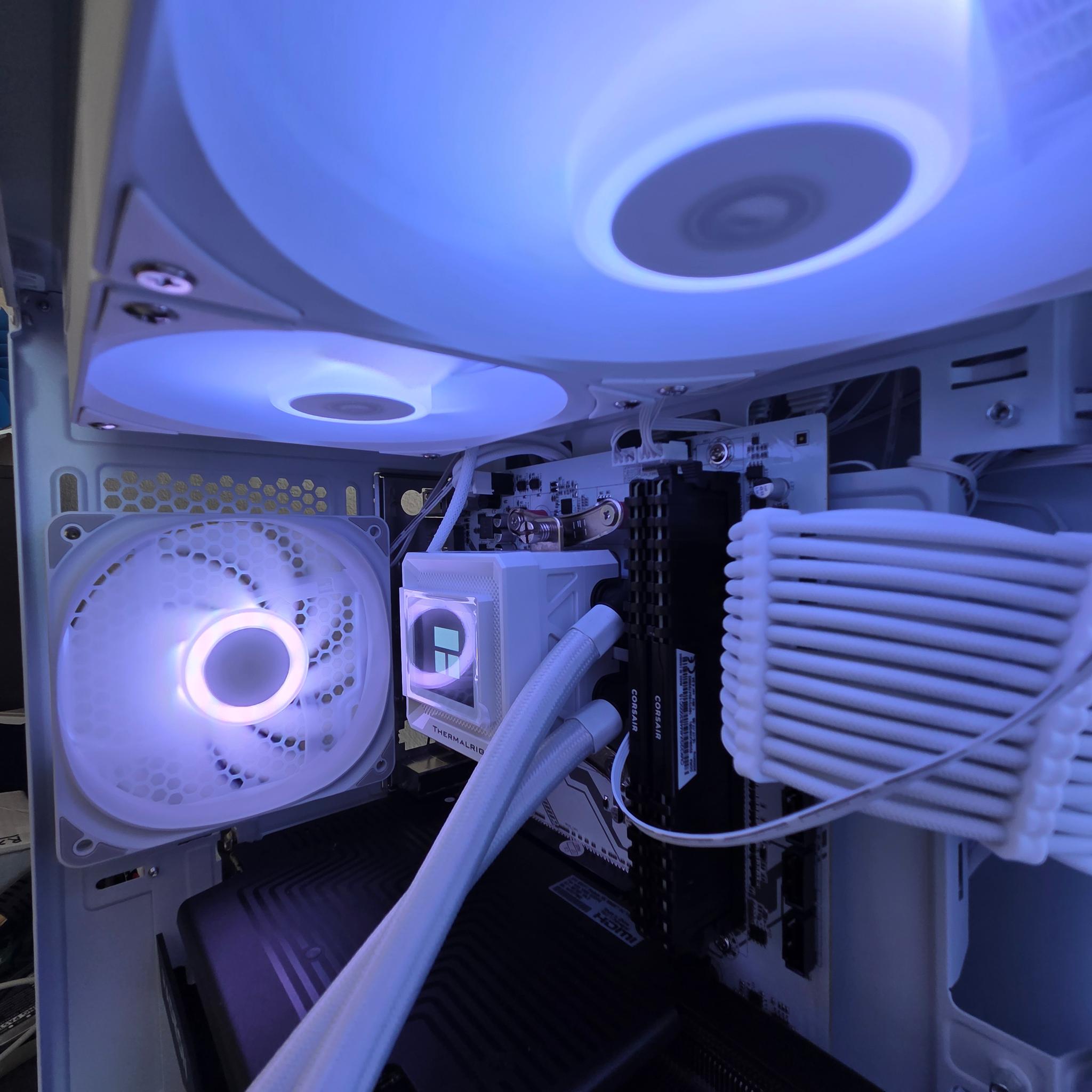 FROST PRO PLAYER🤍❄️💙9060XT Ryzen 7 5700x