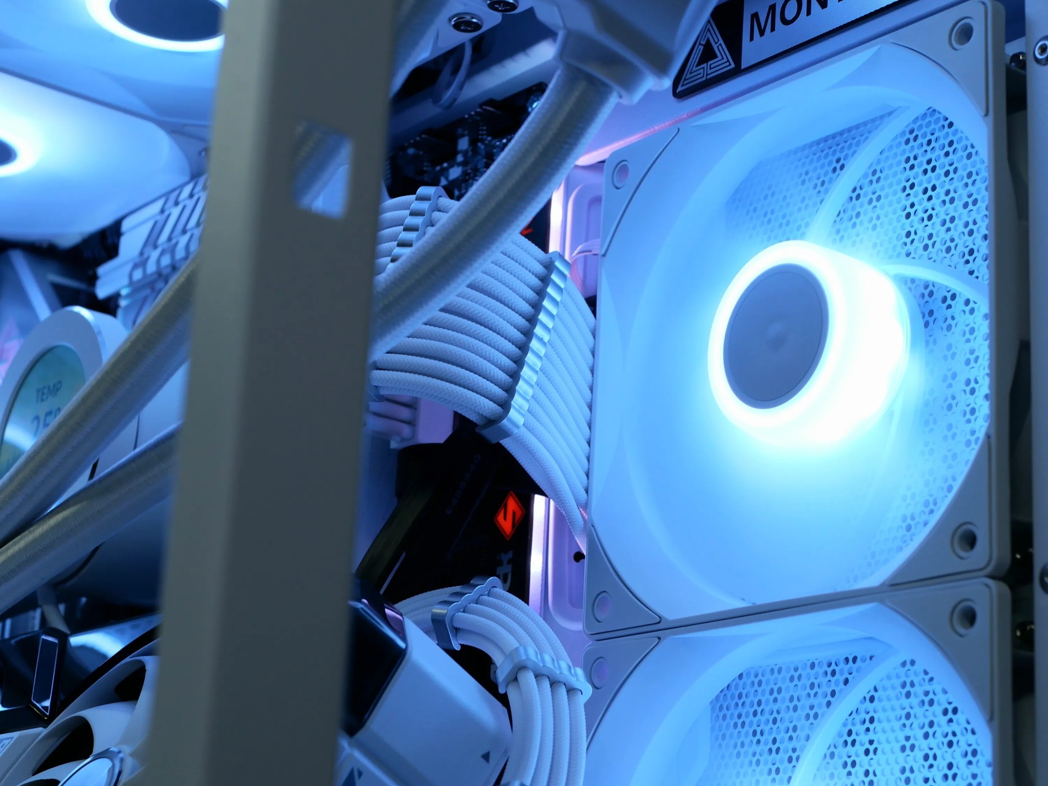 White RTX 4070, 12600kf, 32gb ram, 1tb Gen 4.0 nvme aRGB pc build