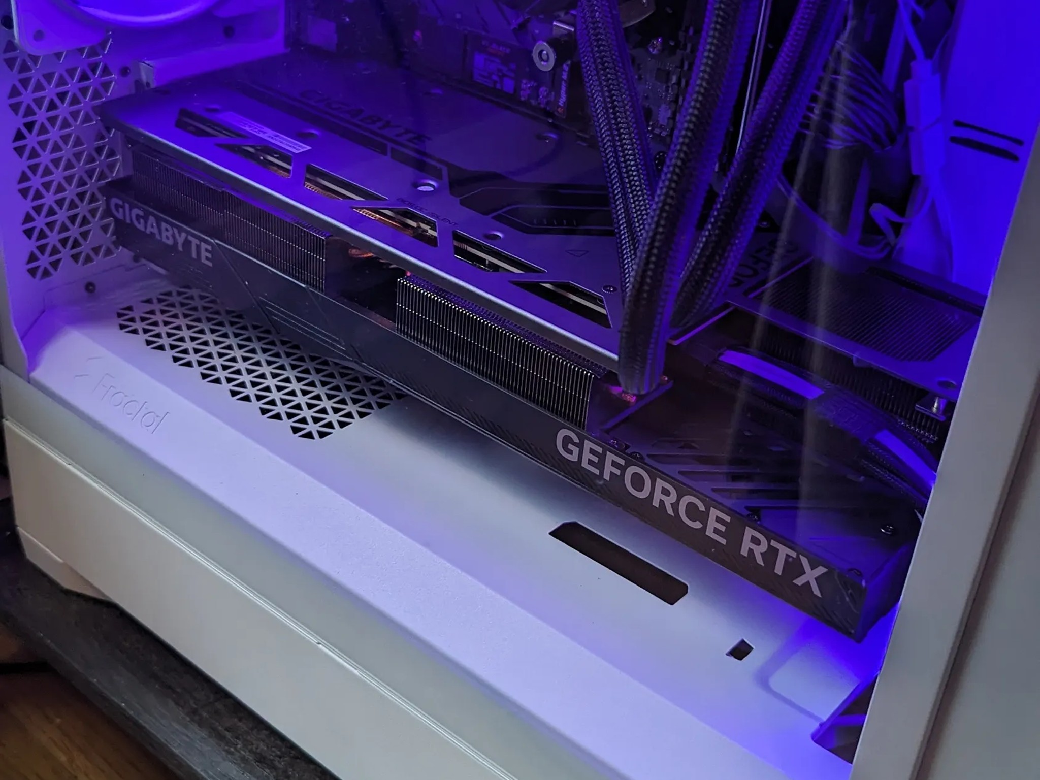 GIGABYTE GeForce RTX 4090 WINDFORCE V2 and cable mod cable