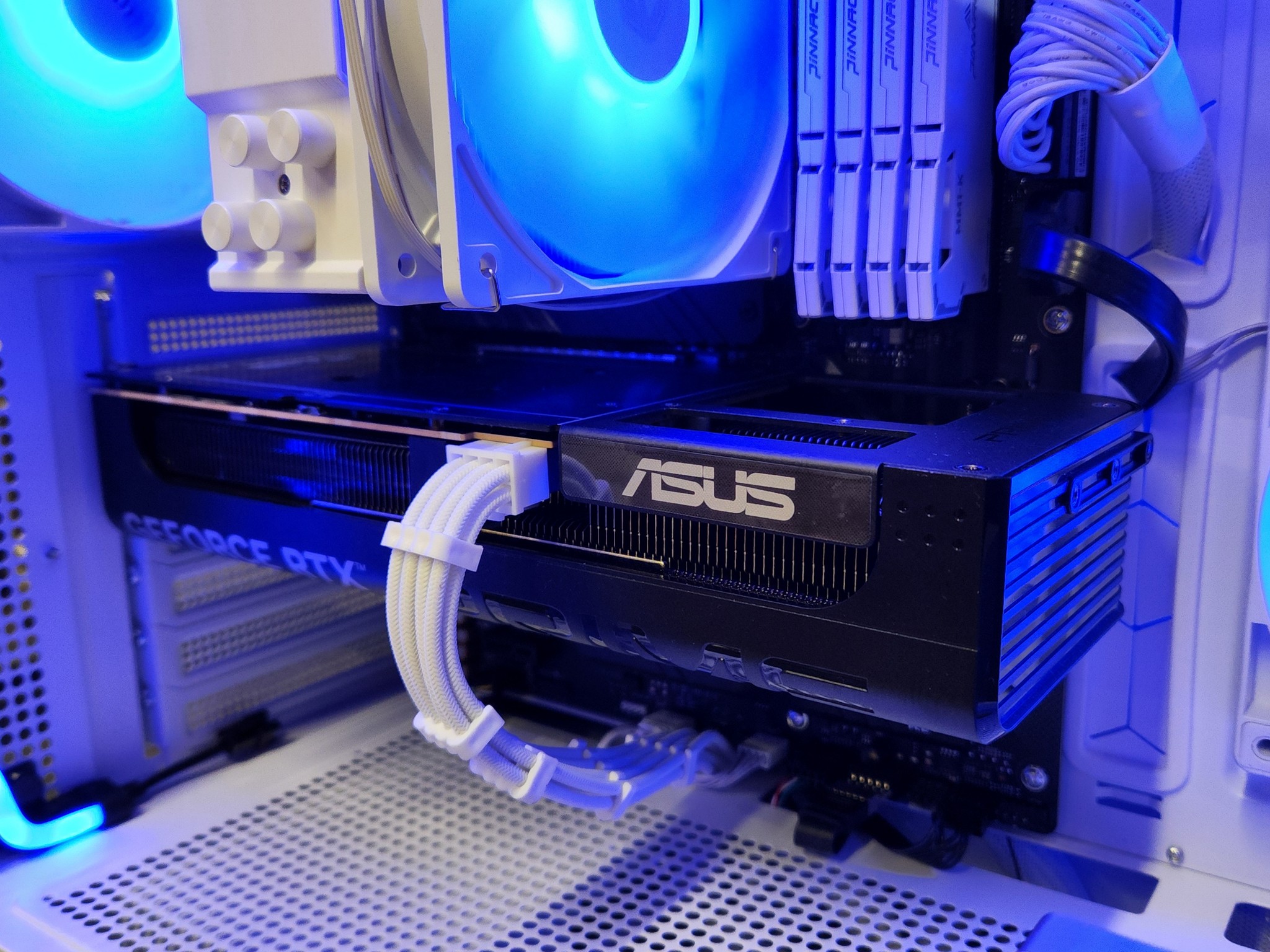 Ryzen 7 5700X Frostbyte ❄️ | RTX 5060 | 5 In Screen | Win 11 PRO | 2TB SSD | 32GB RAM | Gaming PC