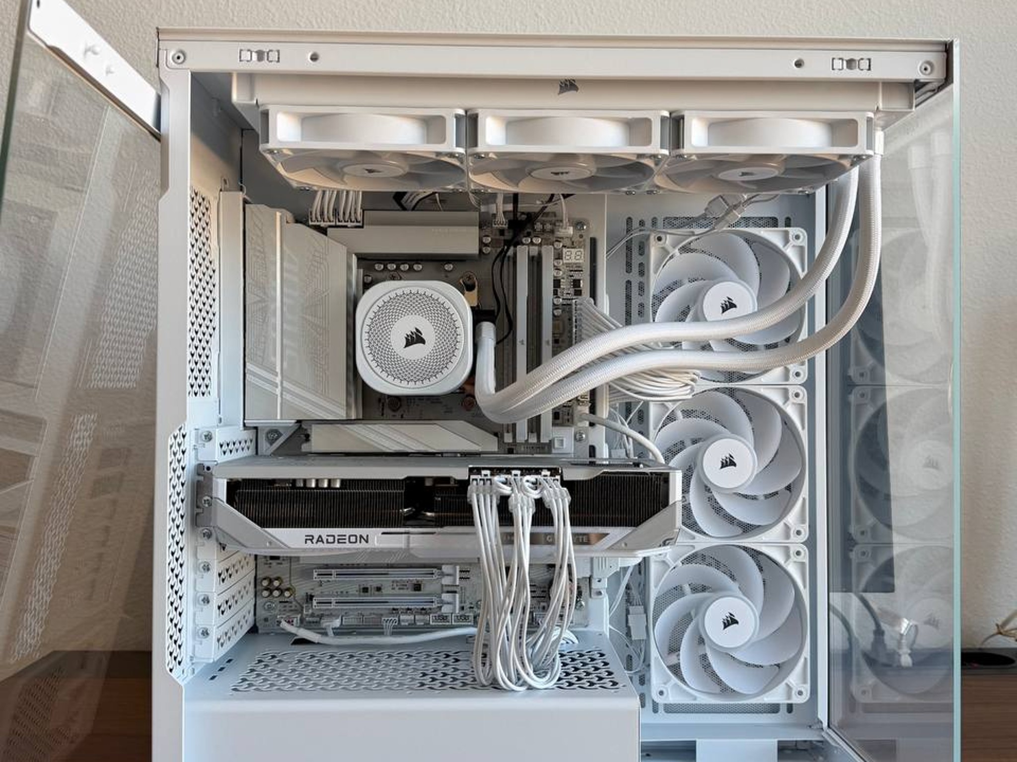 High-End Gaming PC - AMD Ryzen 7 9800X3D / AMD RX 9070 XT / 32GB DDR5 RAM