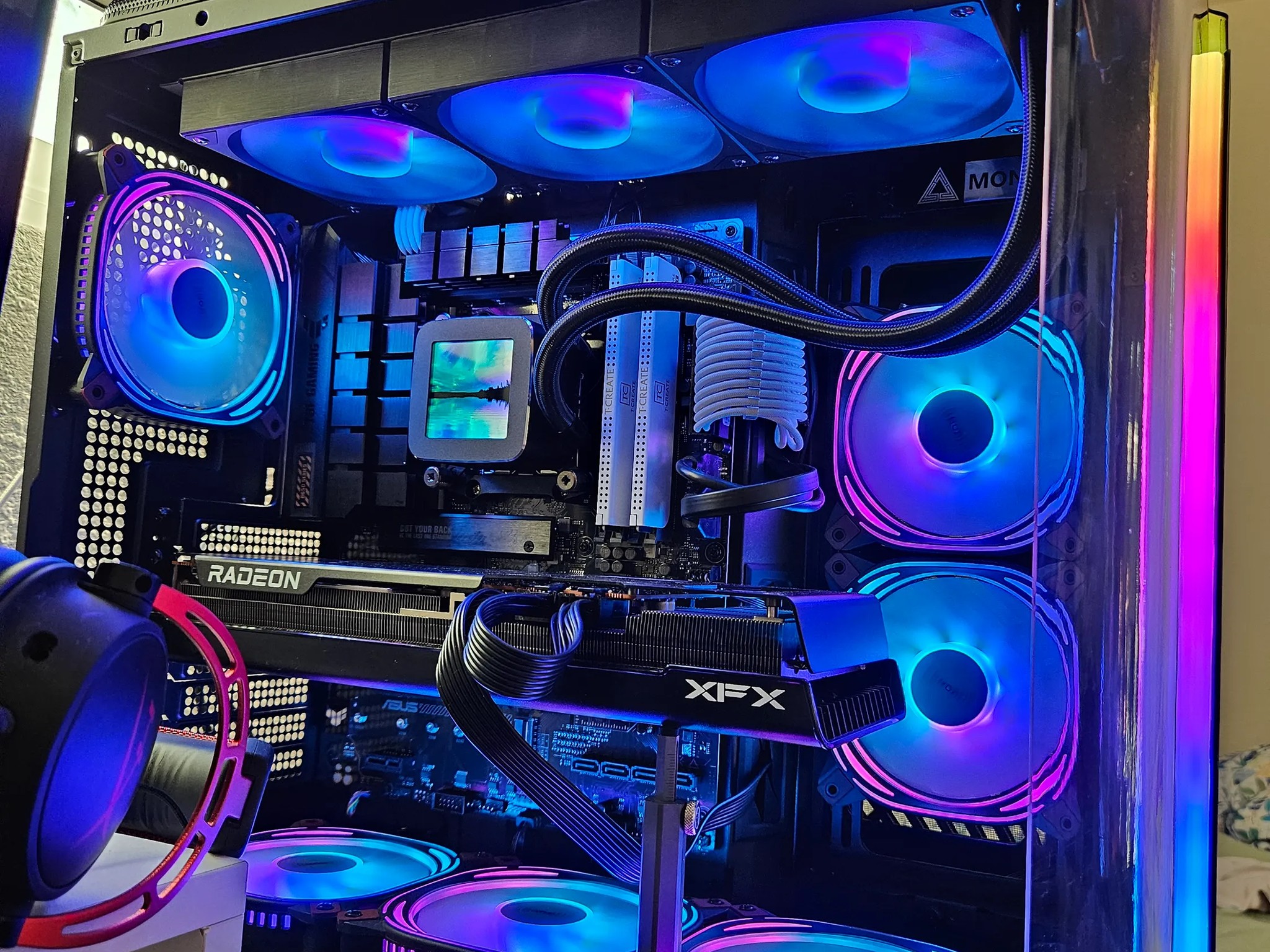 RX 7800 XT Gaming PC / Ryzen 7 7700X / 32GB DDR5 / 1TB M.2 NVMe / B650E / Montech King 95 / P30