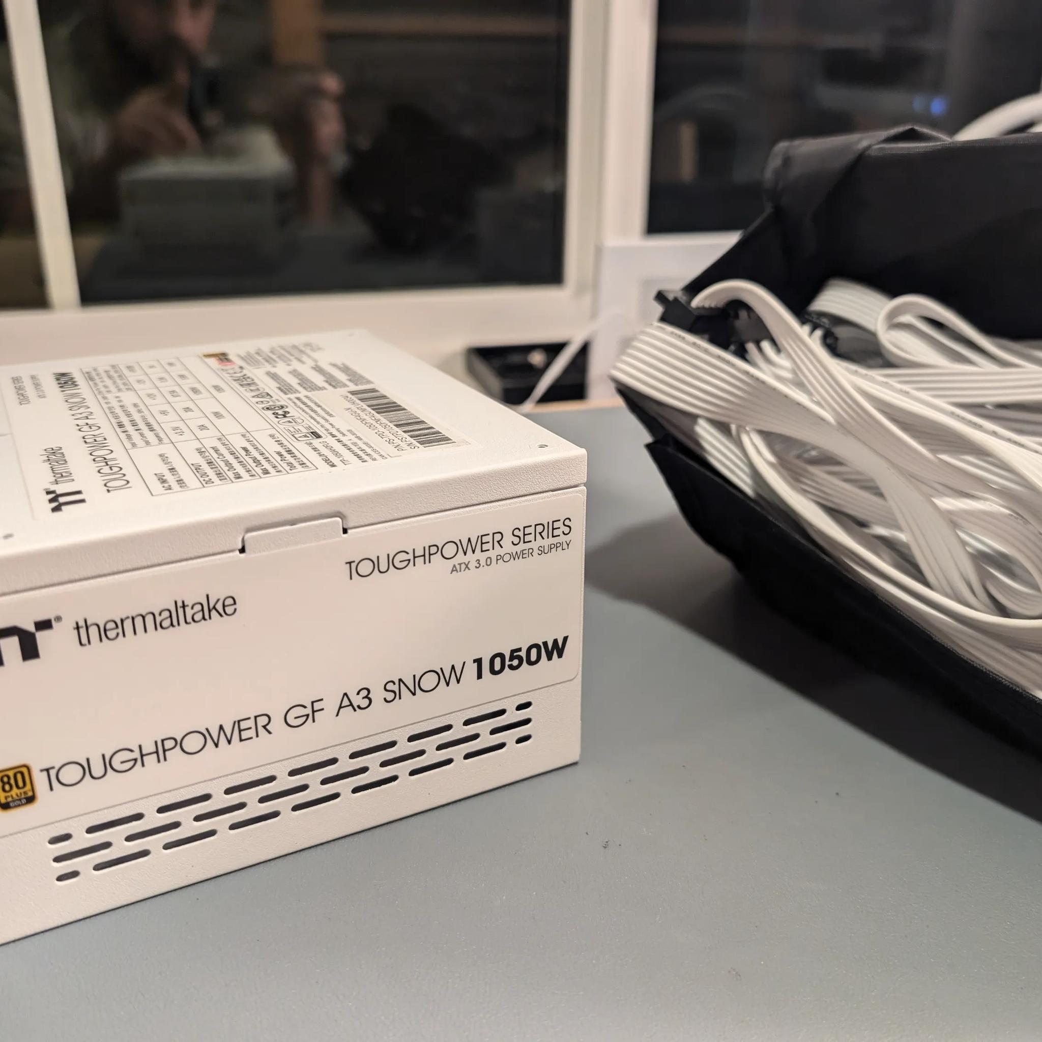 Thermaltake Toughpower 1050w Snow ATX