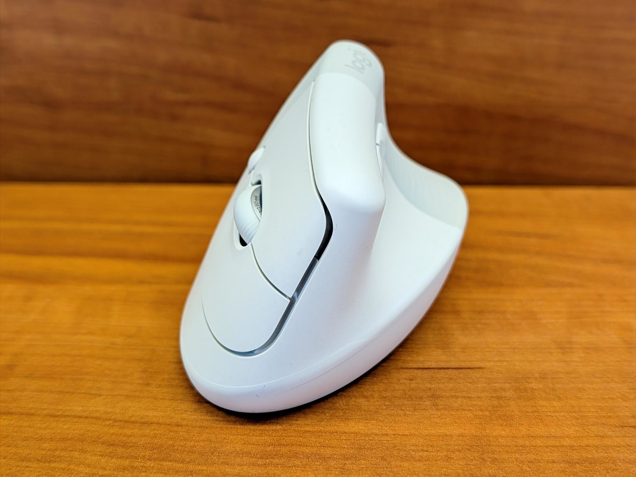Logitech Lift Vertical Ergonomic Mouse Off-White right-handed