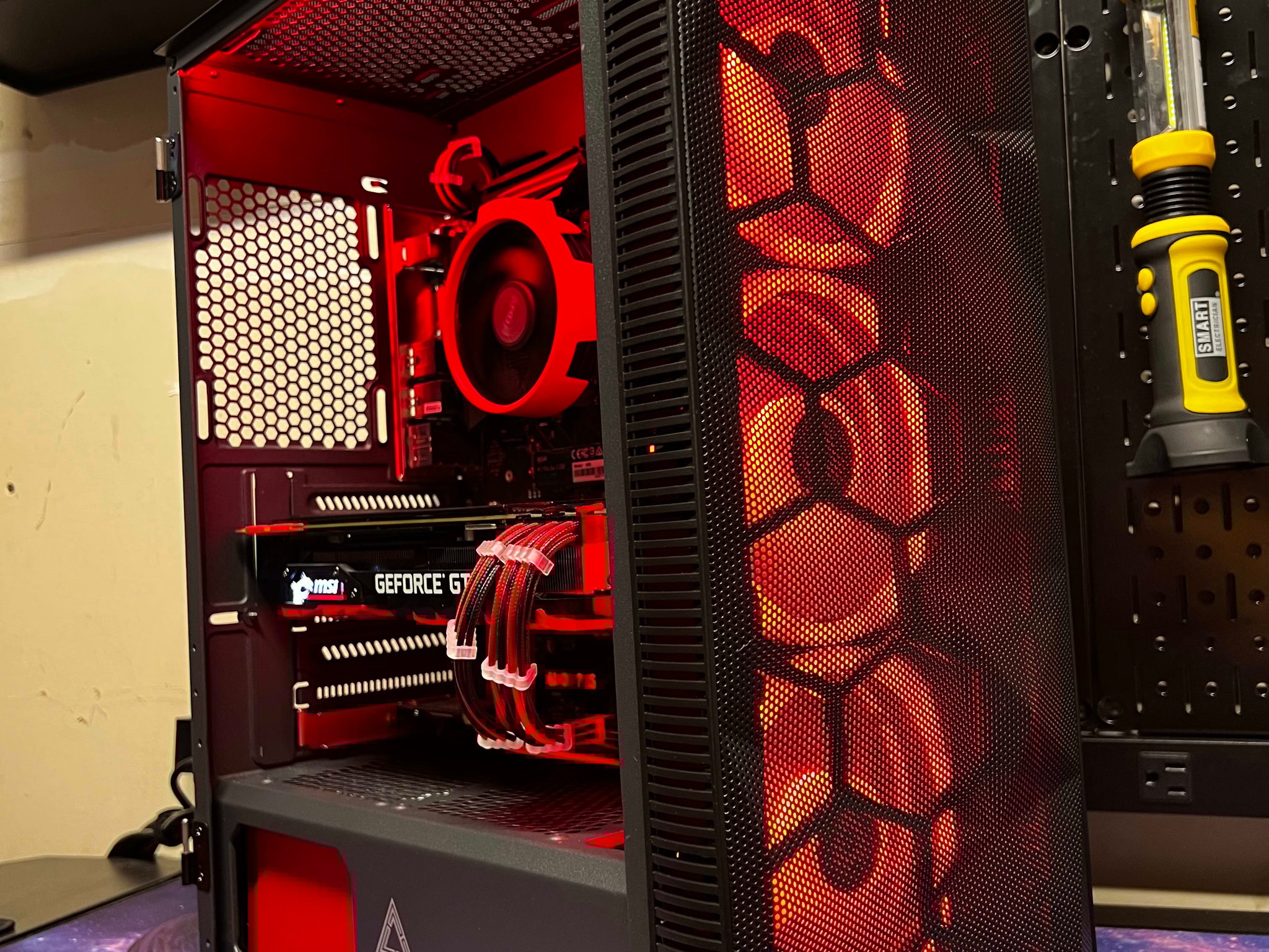 Hades || Ryzen 5 2600 + GTX 1080 Ti 