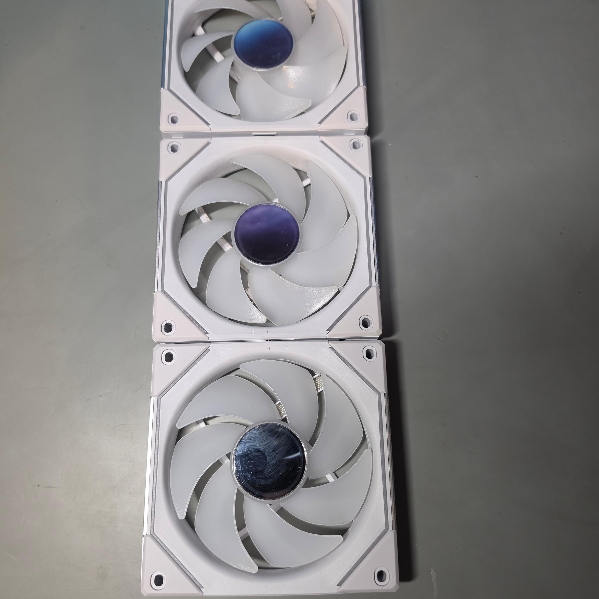 3x Lian Li SL-Infinity Case Fans + Controller