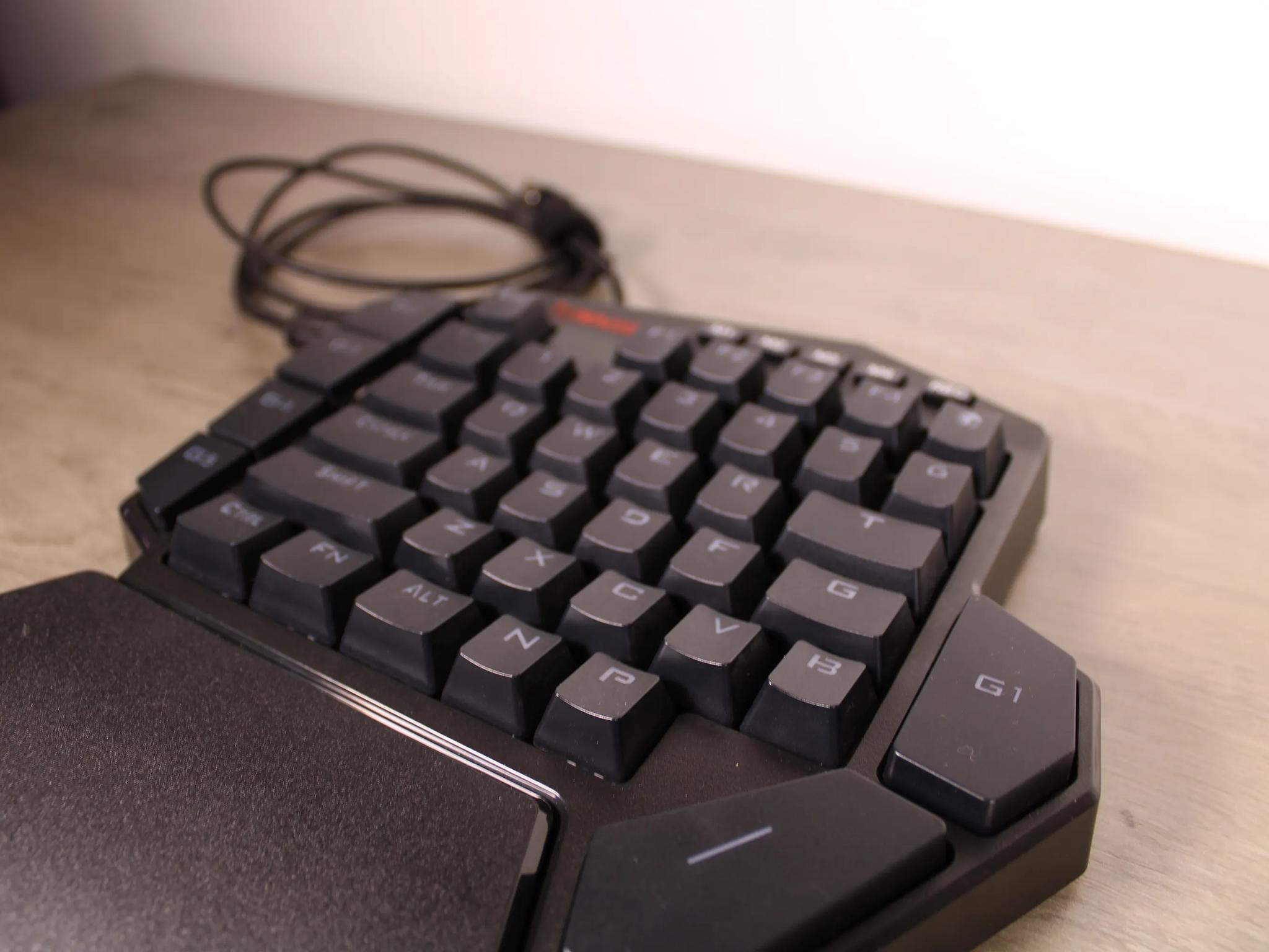 One-Handed Mechanical Keyboard | RGB | 7 Onboard Macro Keys | Wrist Rest | Redragon K585