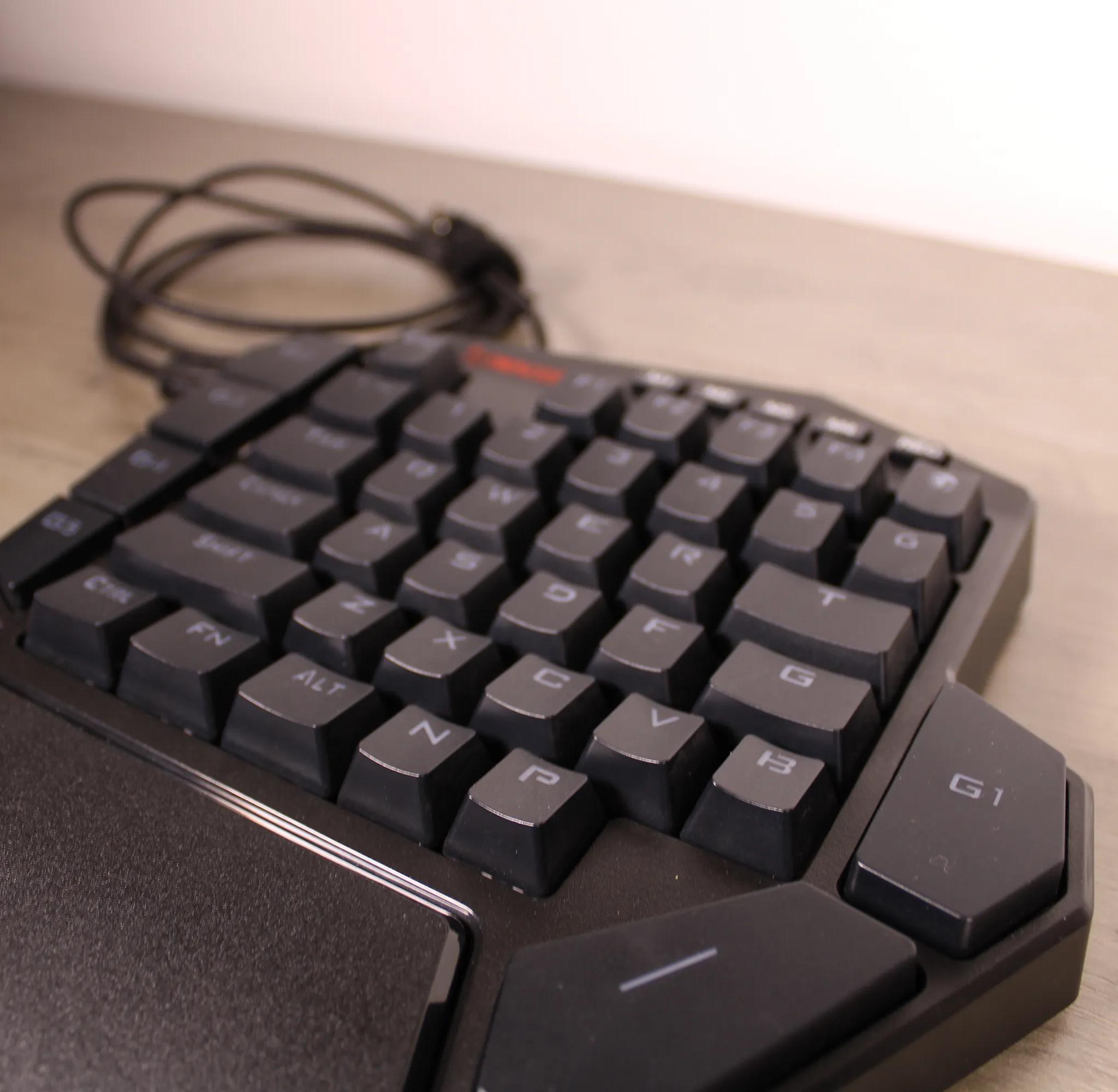 One-Handed Mechanical Keyboard | RGB | 7 Onboard Macro Keys | Wrist Rest | Redragon K585