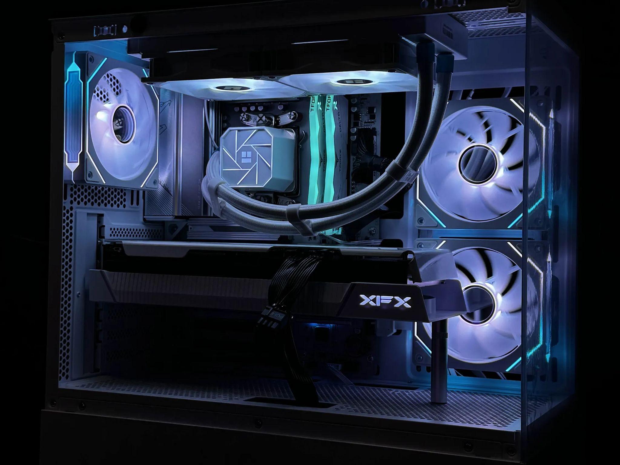 Frostbyte - RYZEN 5 7500F | RX 7800 XT | 1 TB SSD | 32 GB DDR5 | Gigabyte B650 AORUS ELITE AX ICE