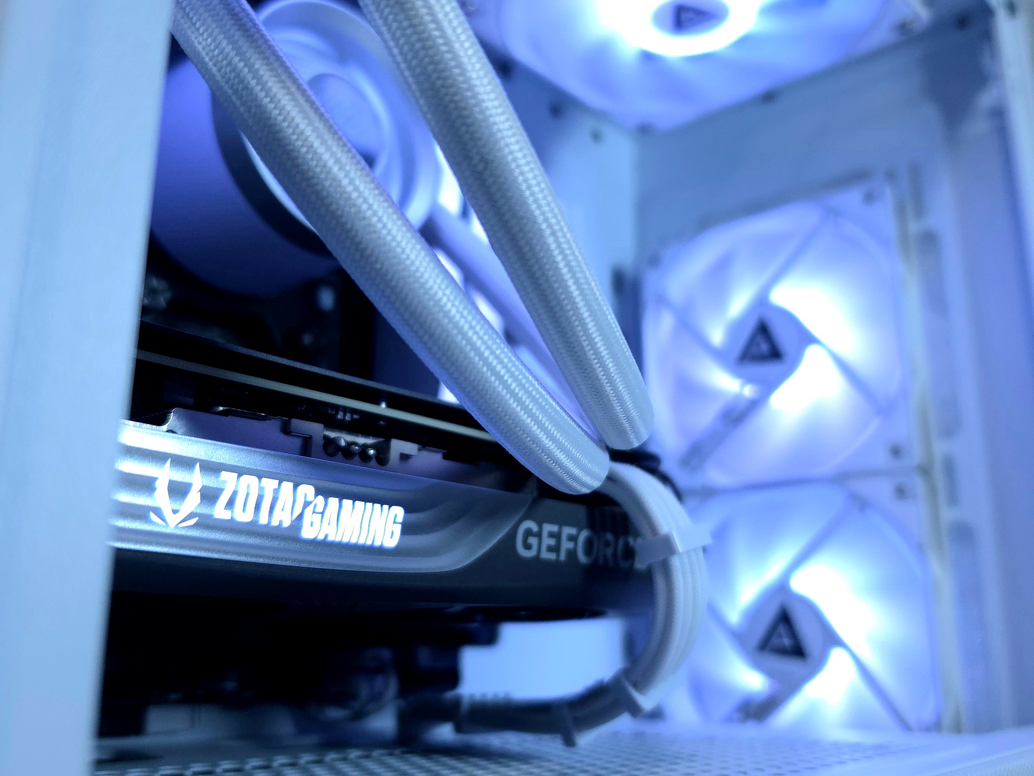 Zotac RTX 5070 🤍 Ryzen 7 8700F