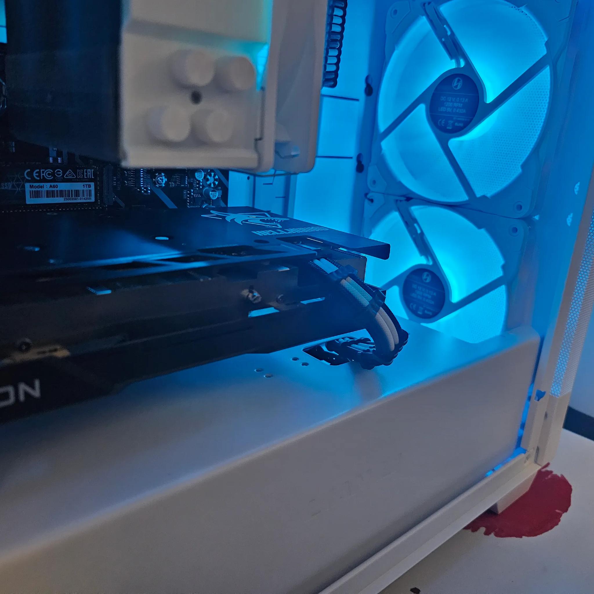 Frosty Mini Mesh Ryzen 5 5600X / 16GB DDR4/1TB SSD / RX6600 8GB