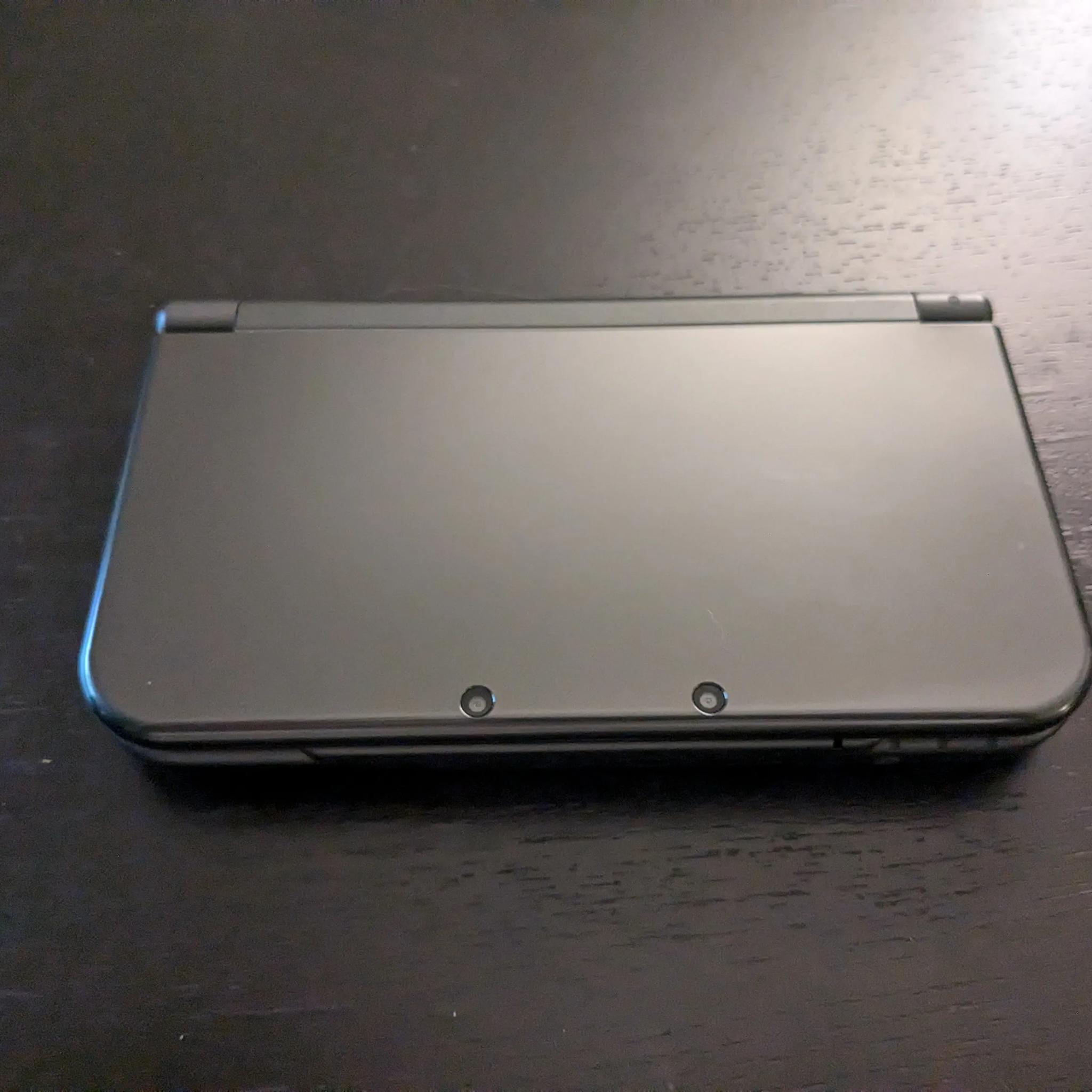 New Nintendo 3DS XL USED w/Case and 4 Games
