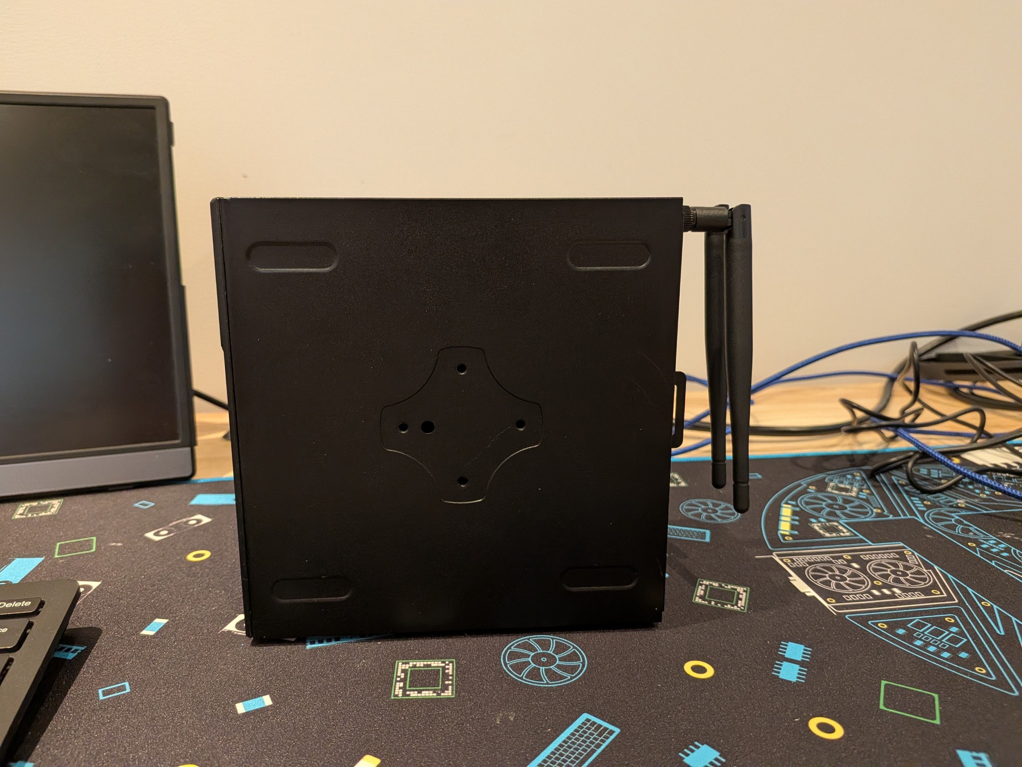 Fun Size Steambox - Ryzen 5 8600G, 32 GB DDR5, 1 TB Gen 4 NVME, SteamOS