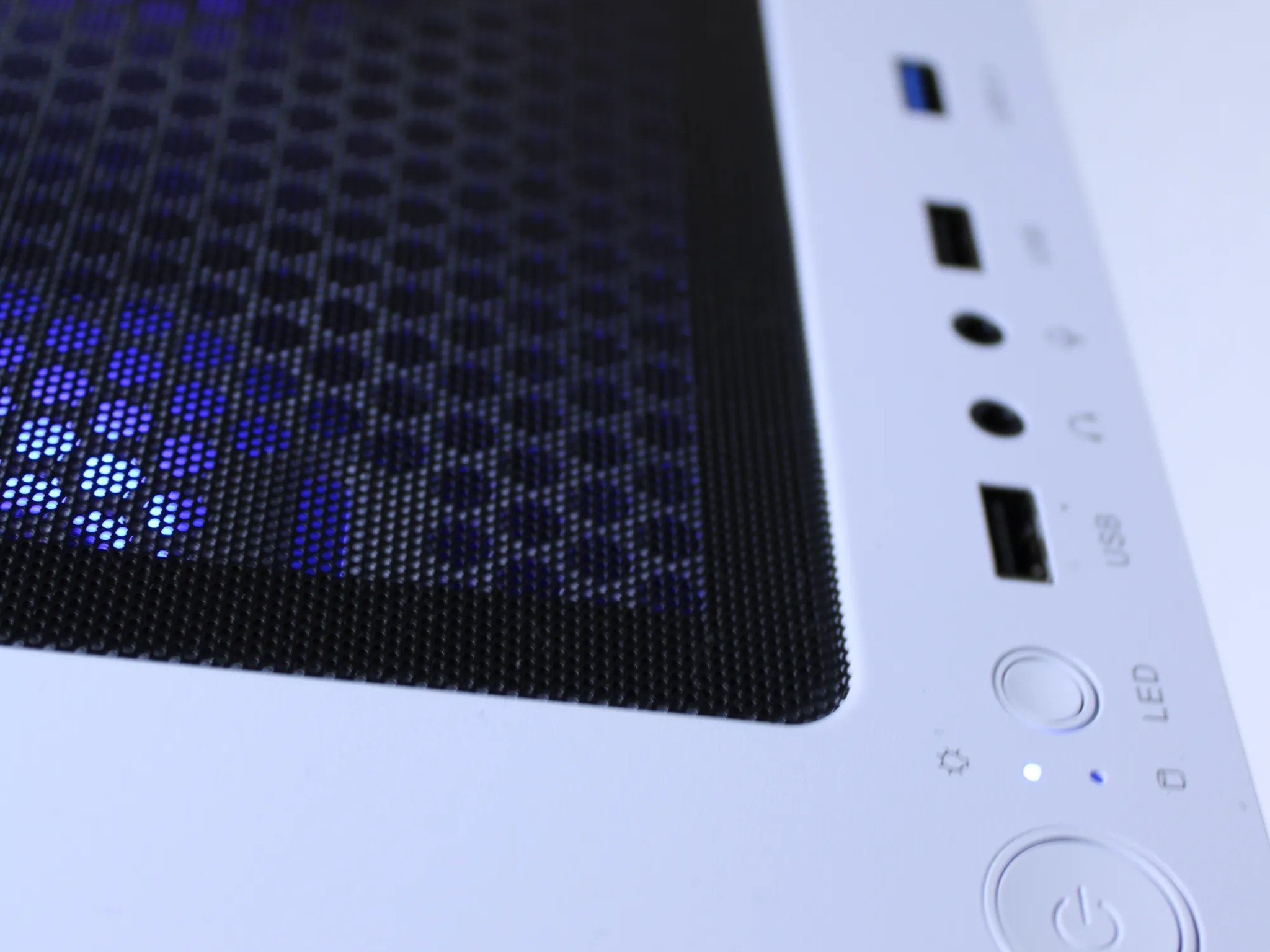 ⚫️⚪️ GAMING PC! | GTX 1070TI | Ryzen 5 2600x | 16GB Ram | 1TB NVME | Win 10 Activated | WIFI