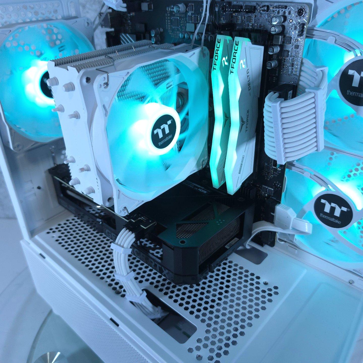 ASUS RTX 4070 💚 Ryzen 5 9600X