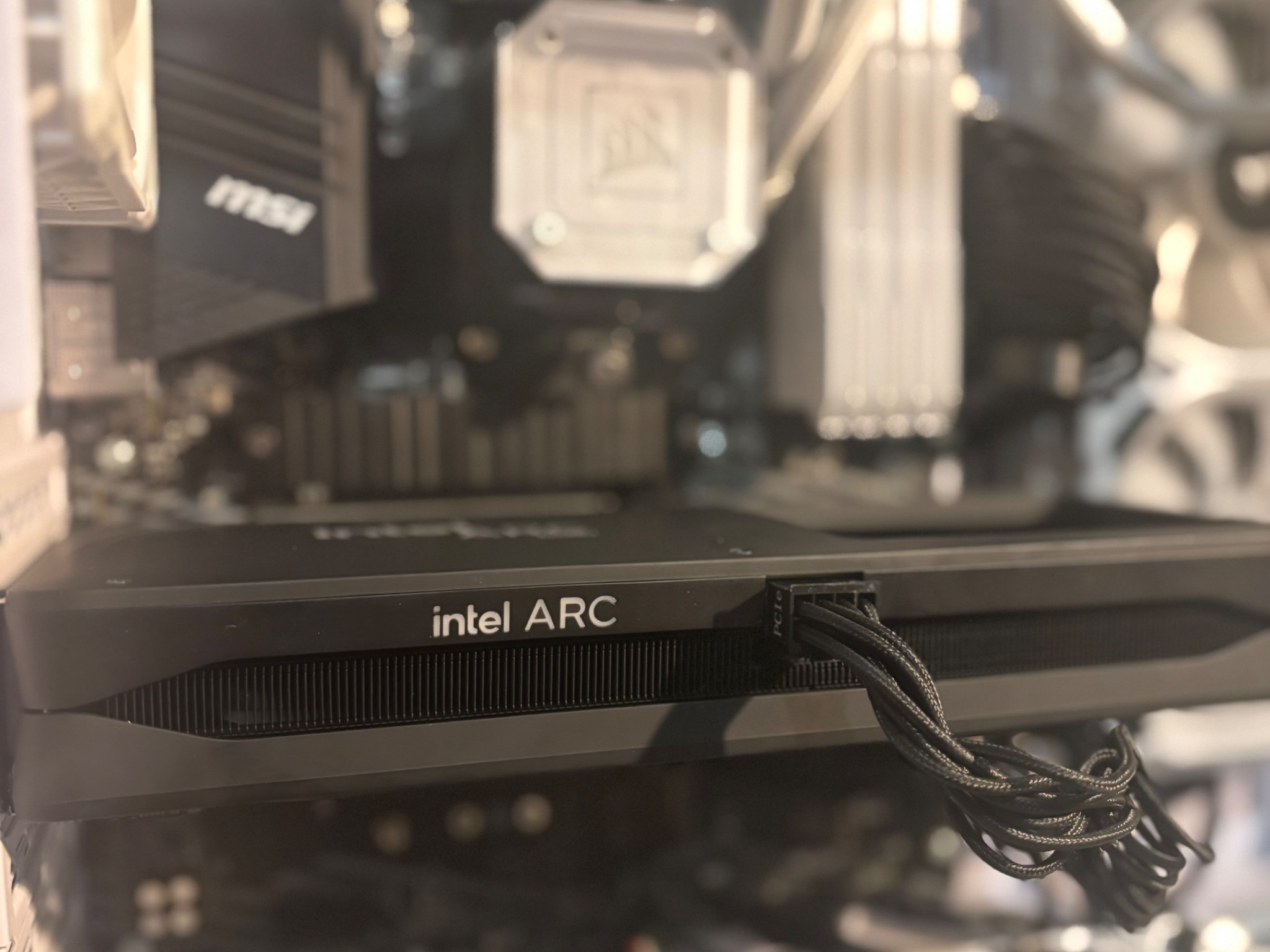 ALL WHITE | 1080p PC | B580 | R7 3700x | 32gb RAM | 2tb Storage