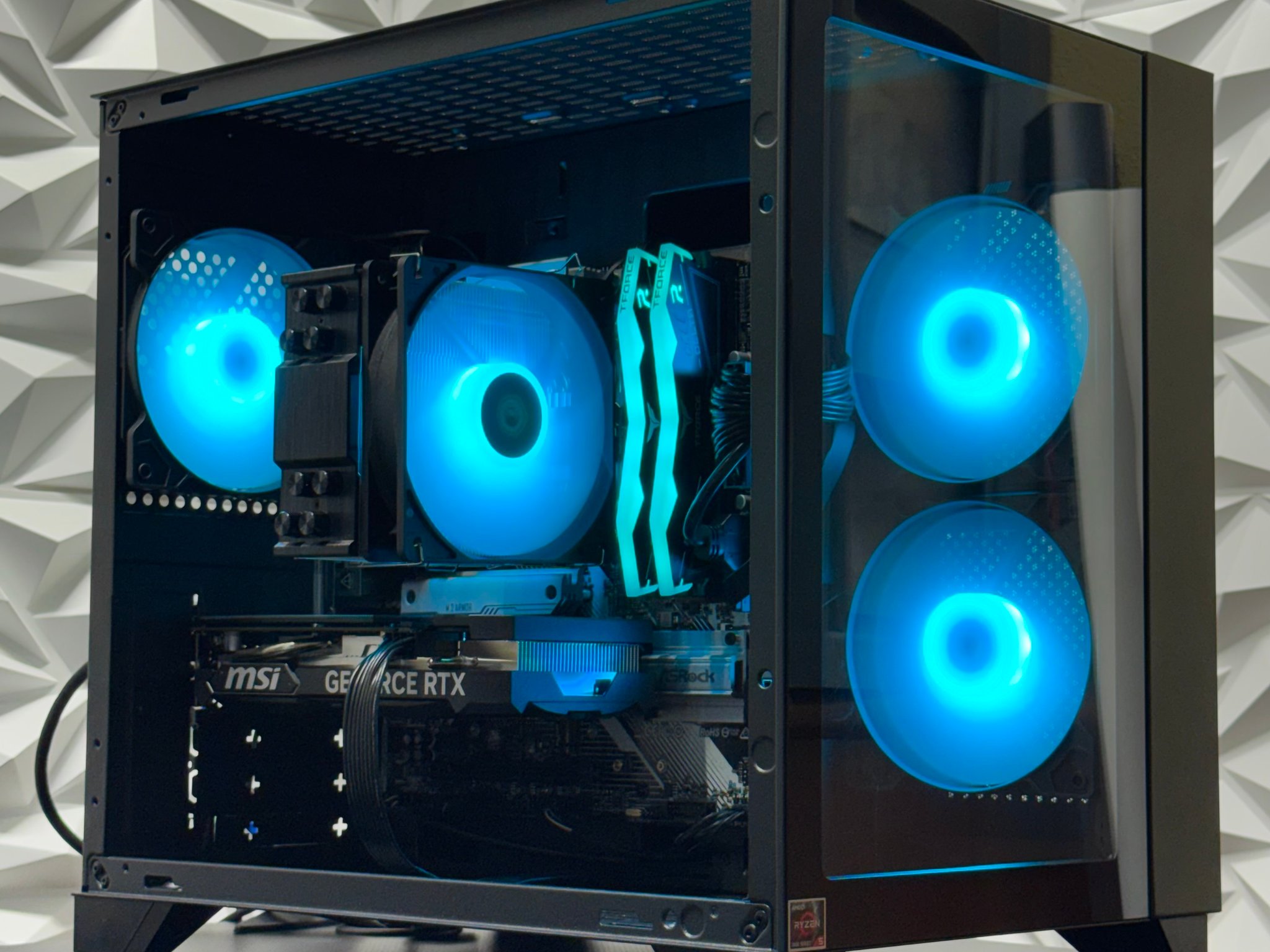 RTX 4060 / Ryzen 5 7600X / 16GB 6000MHz DDR5 Ram / 500GB Crucial ssd / windows 11 Pro