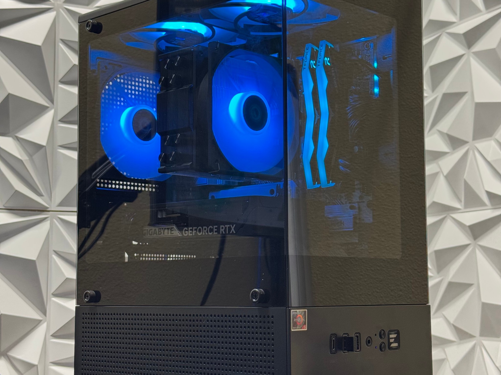 RTX 5060 / Ryzen 5 7600x / 16GB 6000MHz DDR5 / 500GB P310 Crucial ssd / windows 11 pro