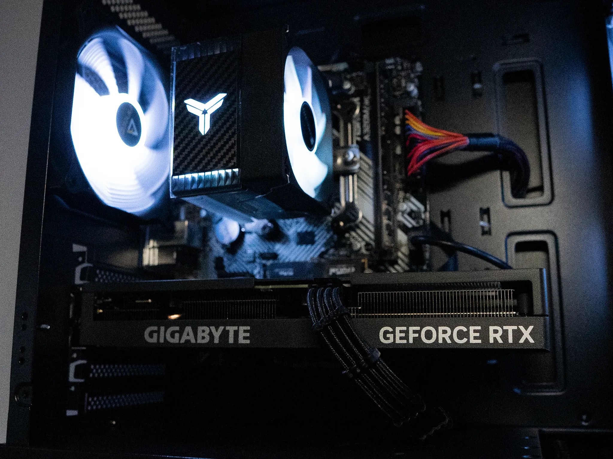 ⛈️❄️ | GIGABYTE RTX 4060 Ti | RYZEN 7 5700X | 32GB DDR4 RAM | 2TB NVME SSD | Arctic Snow